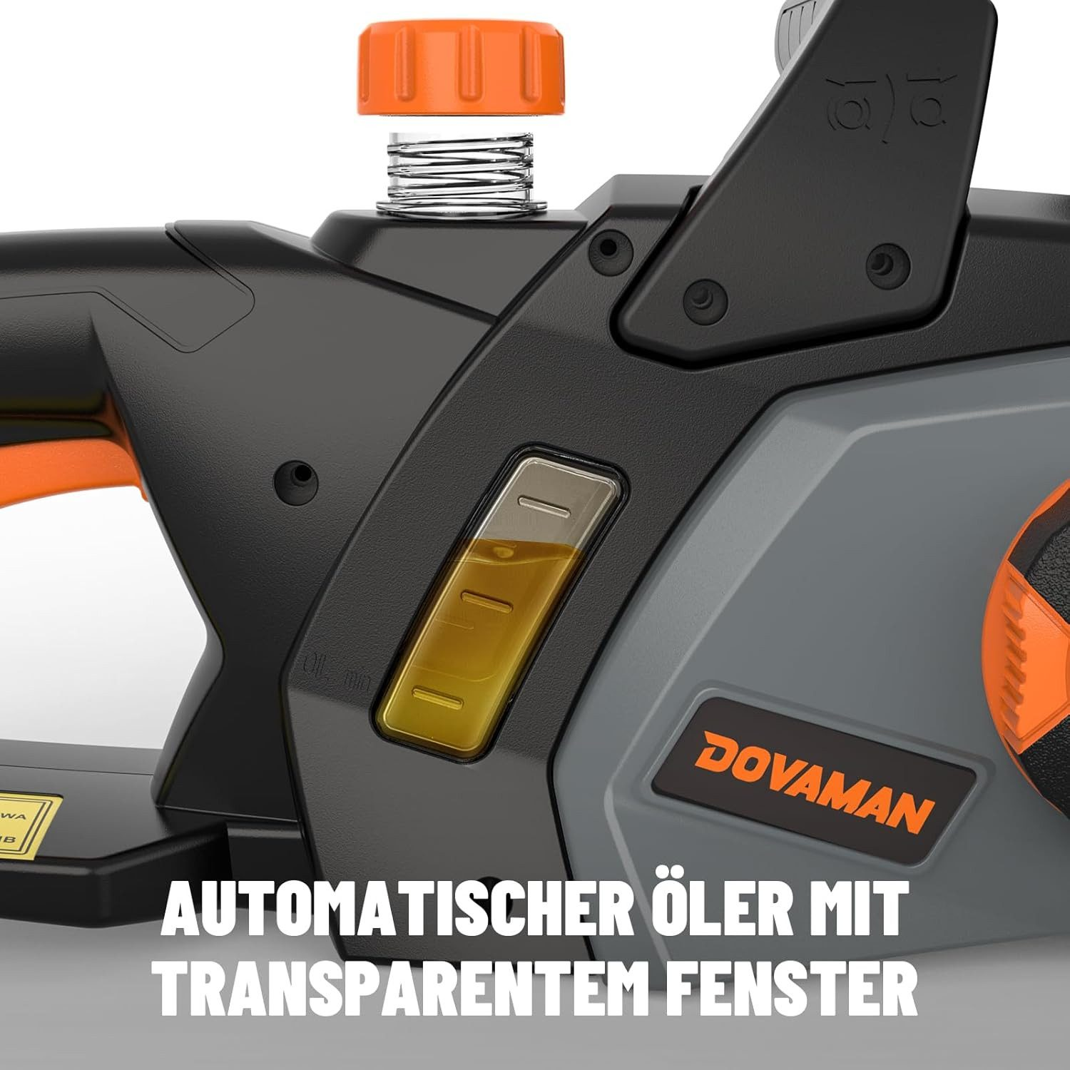 Nahaufnahme einer Kettensäge mit Öltankfenster und orangefarbenem Deckel.
