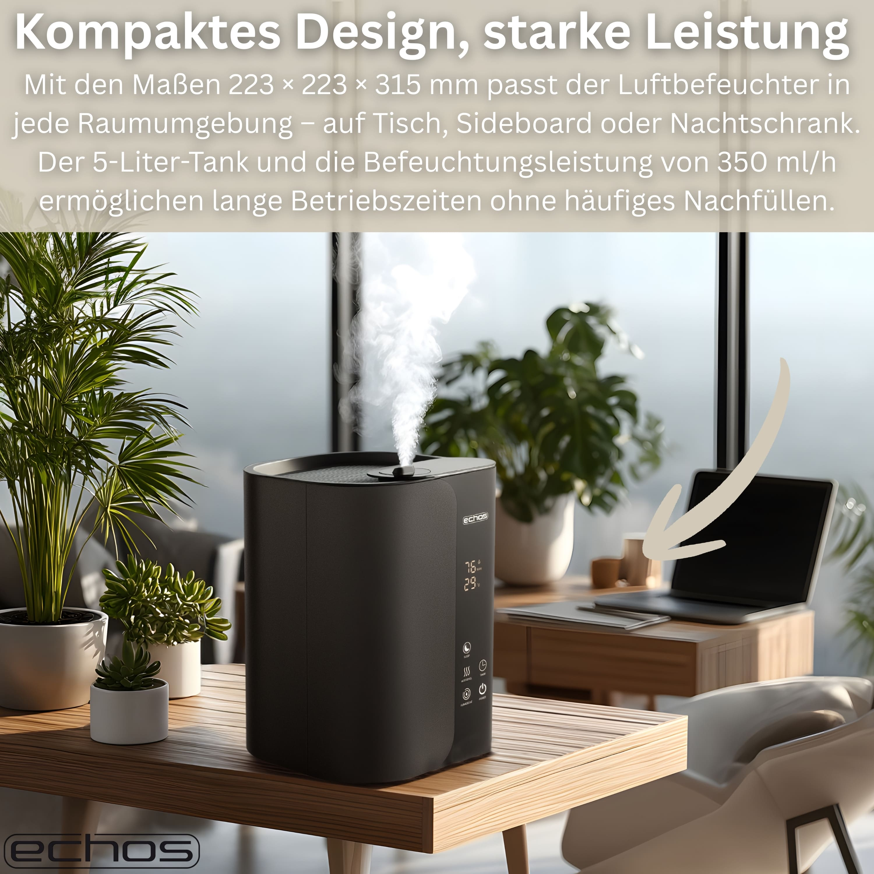 Ein schwarzer Luftbefeuchter steht auf einem Holztisch und gibt Nebel ab. Pflanzen und ein Laptop sind in der Nähe.