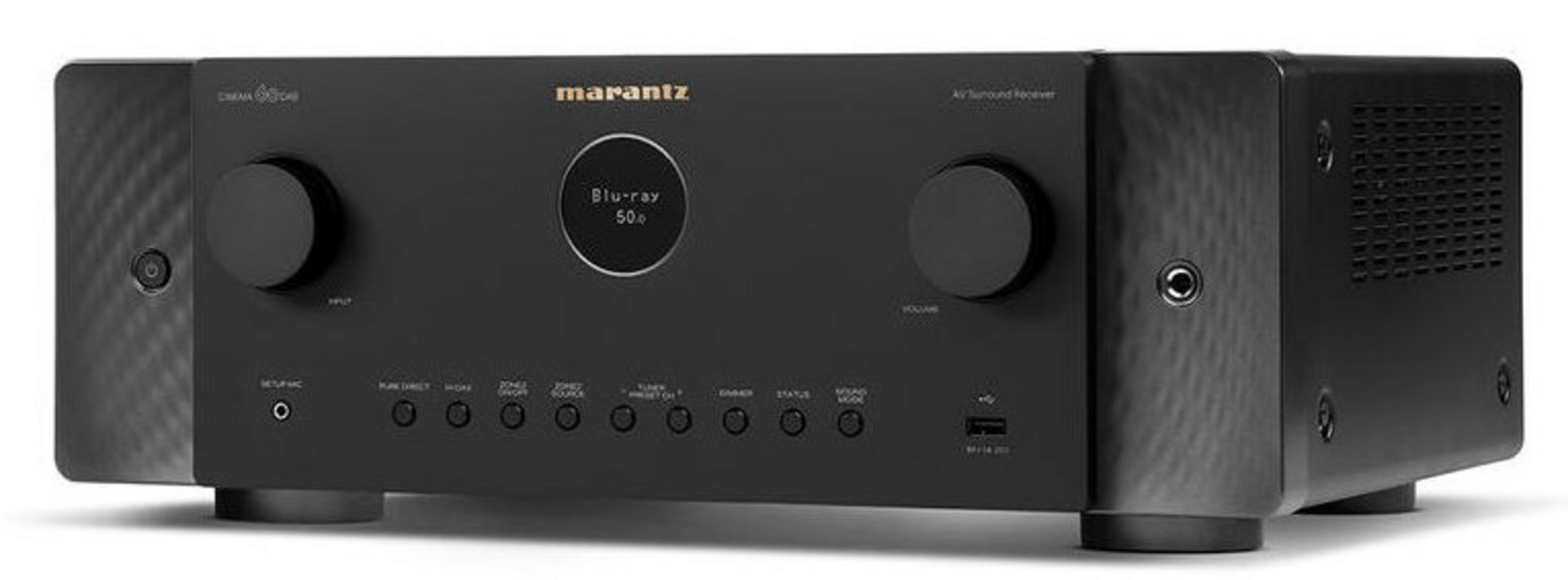 Ein schwarzer Marantz AV-Surround-Receiver mit zwei großen Reglern, einem runden Display und mehreren Tasten.