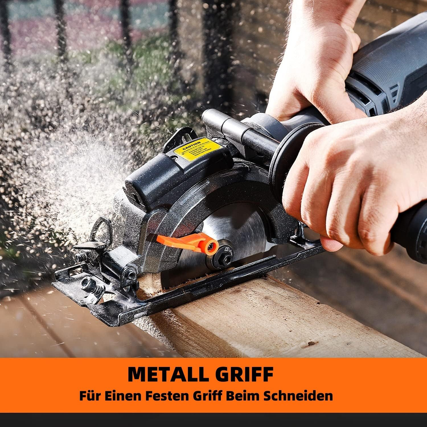 Hände benutzen eine Kreissäge zum Holzsägen, Sägemehl fliegt.
