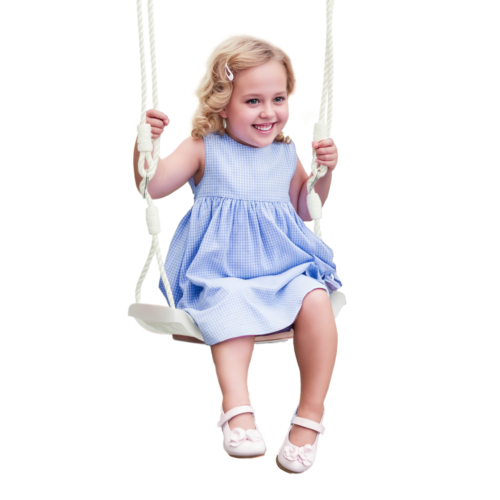Una bambina con riccioli biondi dondola su un'altalena, indossando un abito blu a quadretti.