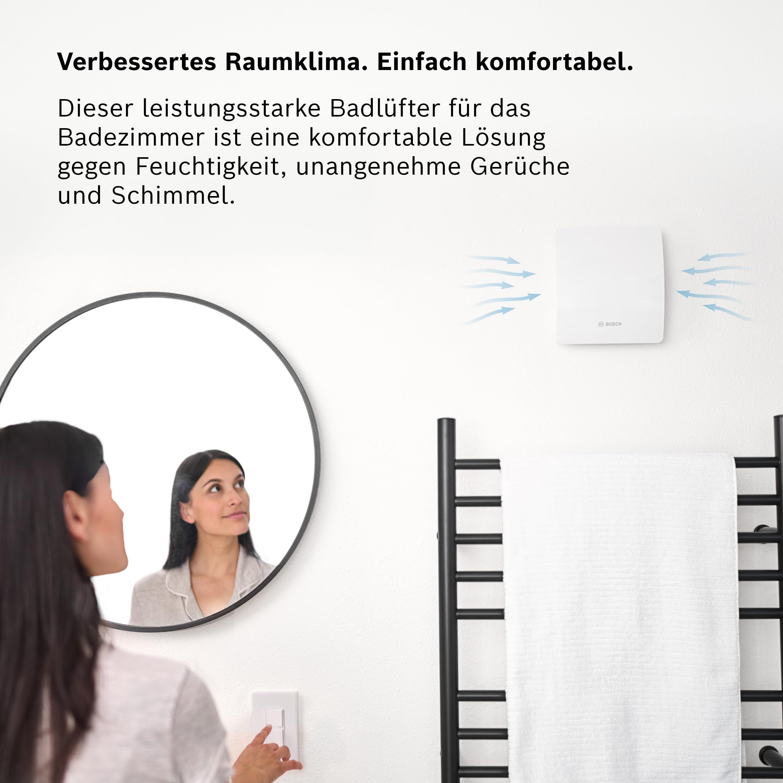 Ein weißer Badlüfter von Bosch an einer Wand mit Pfeilen, die Luftbewegung anzeigen.