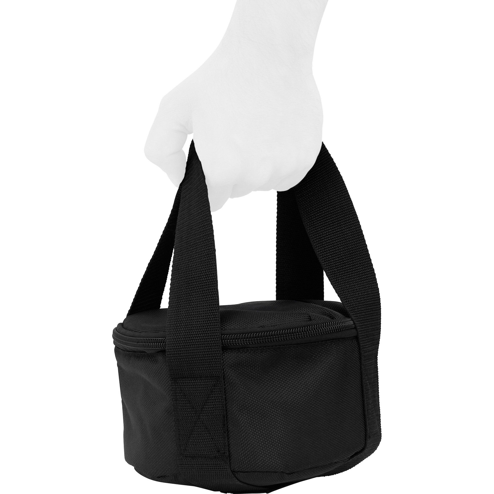 Eine weiße Hand hält eine kleine schwarze Tasche mit zwei Trägern.