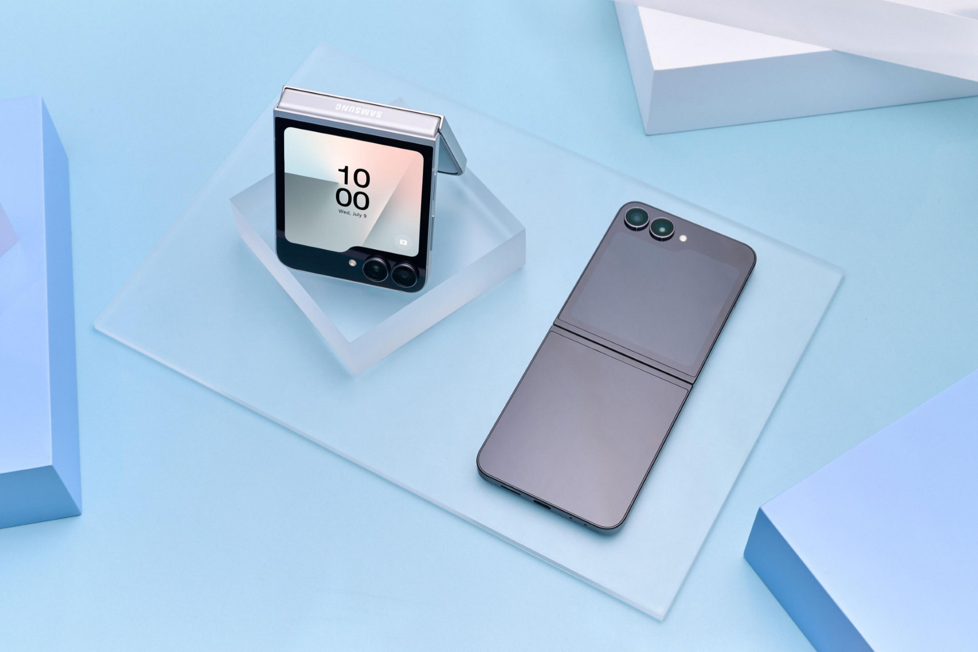 Otwarty i zamknięty szary telefon składany na przezroczystych płytach.