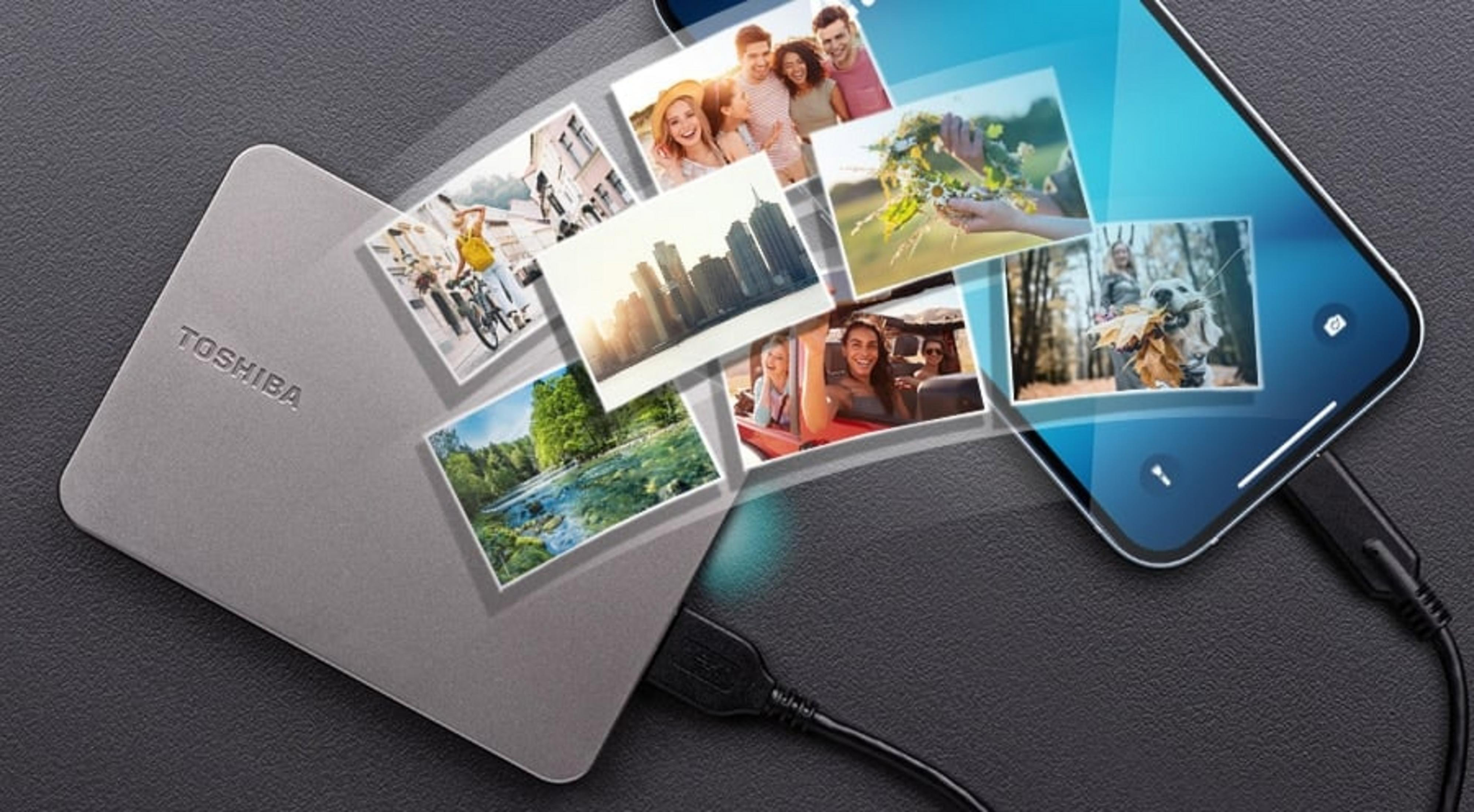 Zewnętrzny dysk twardy Toshiba łączy się ze smartfonem wyświetlającym zdjęcia.
