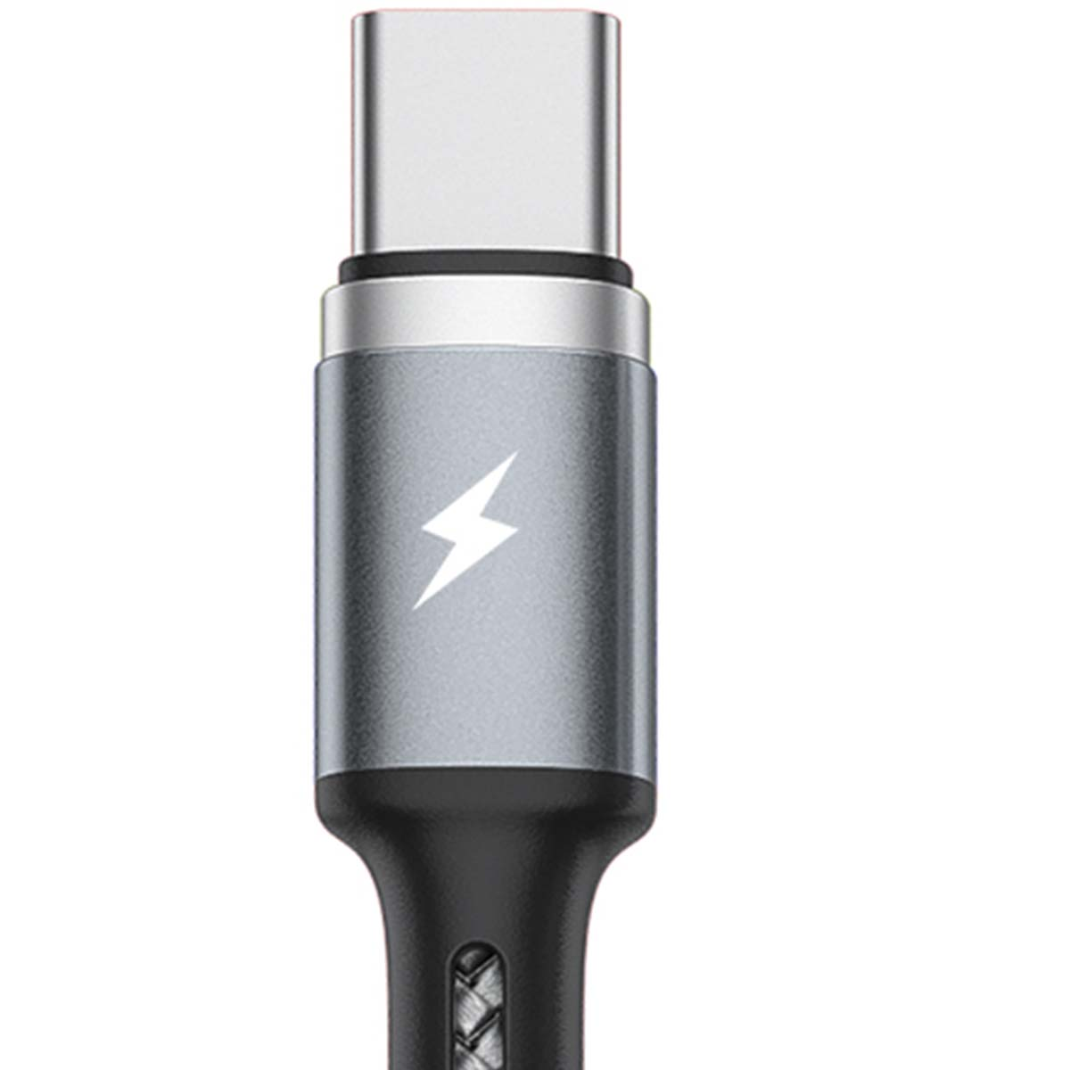 Gros plan d'un connecteur USB-C argenté avec un symbole de foudre blanc sur un corps cylindrique gris.