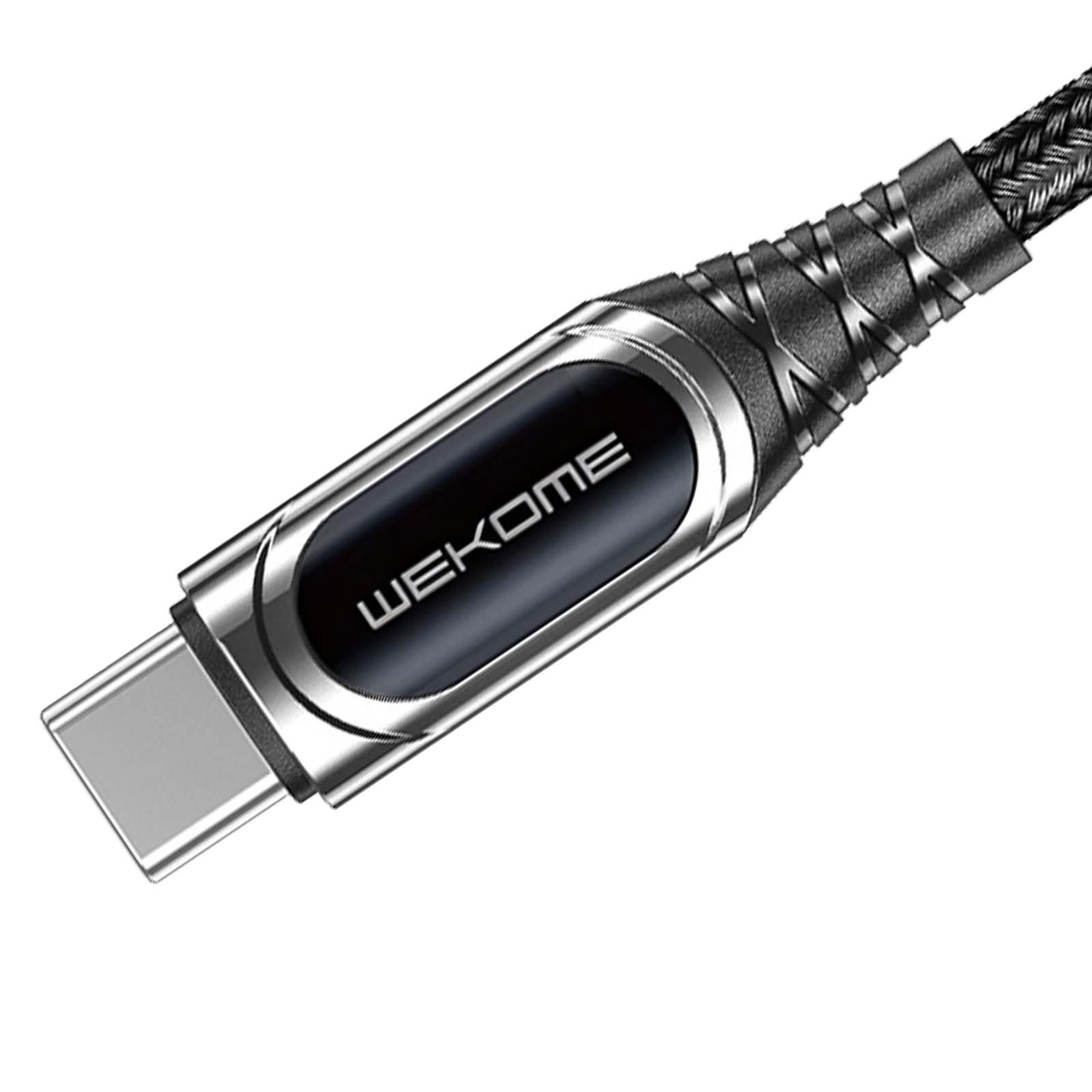 Gros plan d'un câble USB-C noir et argenté avec le nom de la marque WEKOME.