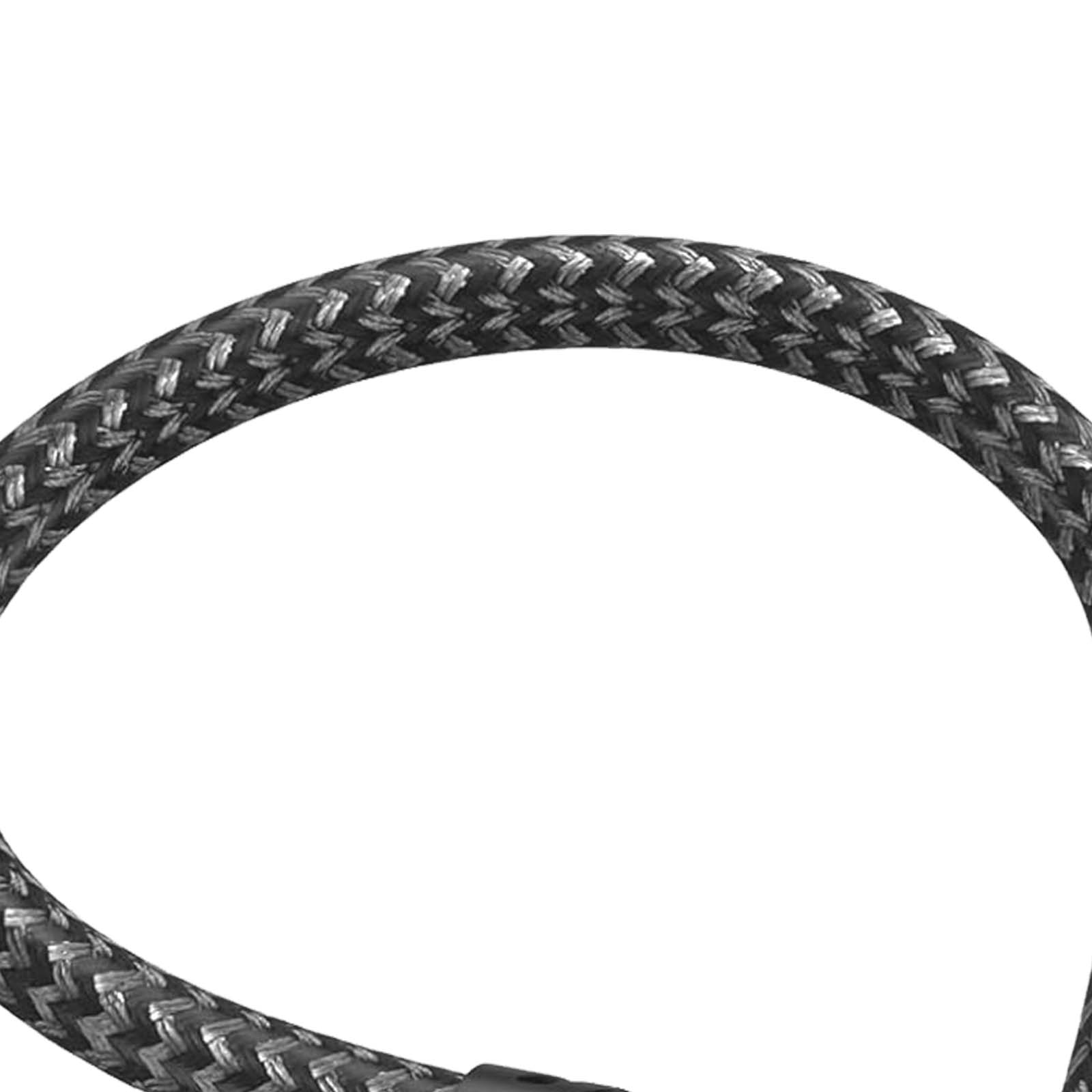 Un câble courbé, tressé, noir et gris, sur fond blanc.