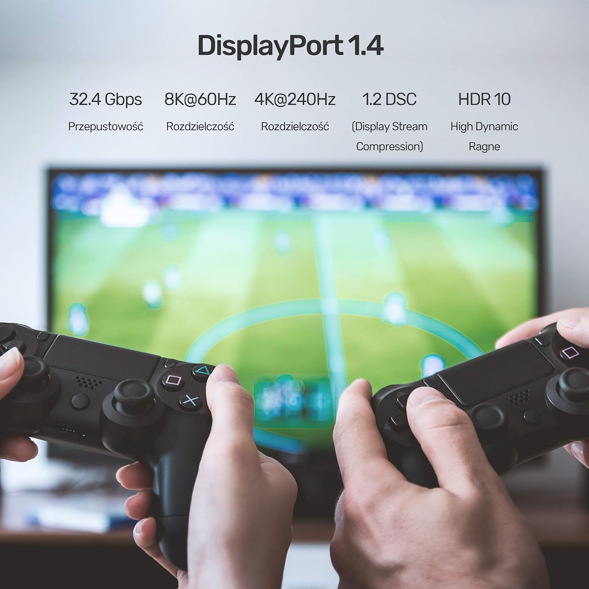 Zwei Personen spielen Videospiele mit Controllern vor einem Fernseher.