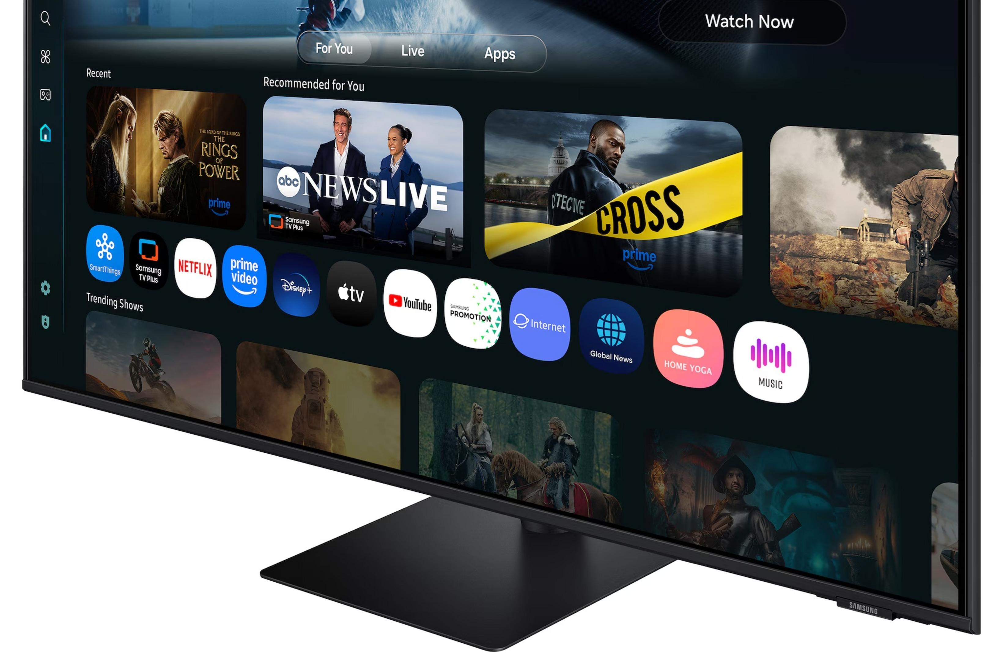 Una TV Samsung mostra un'interfaccia smart hub con file di app e spettacoli consigliati.