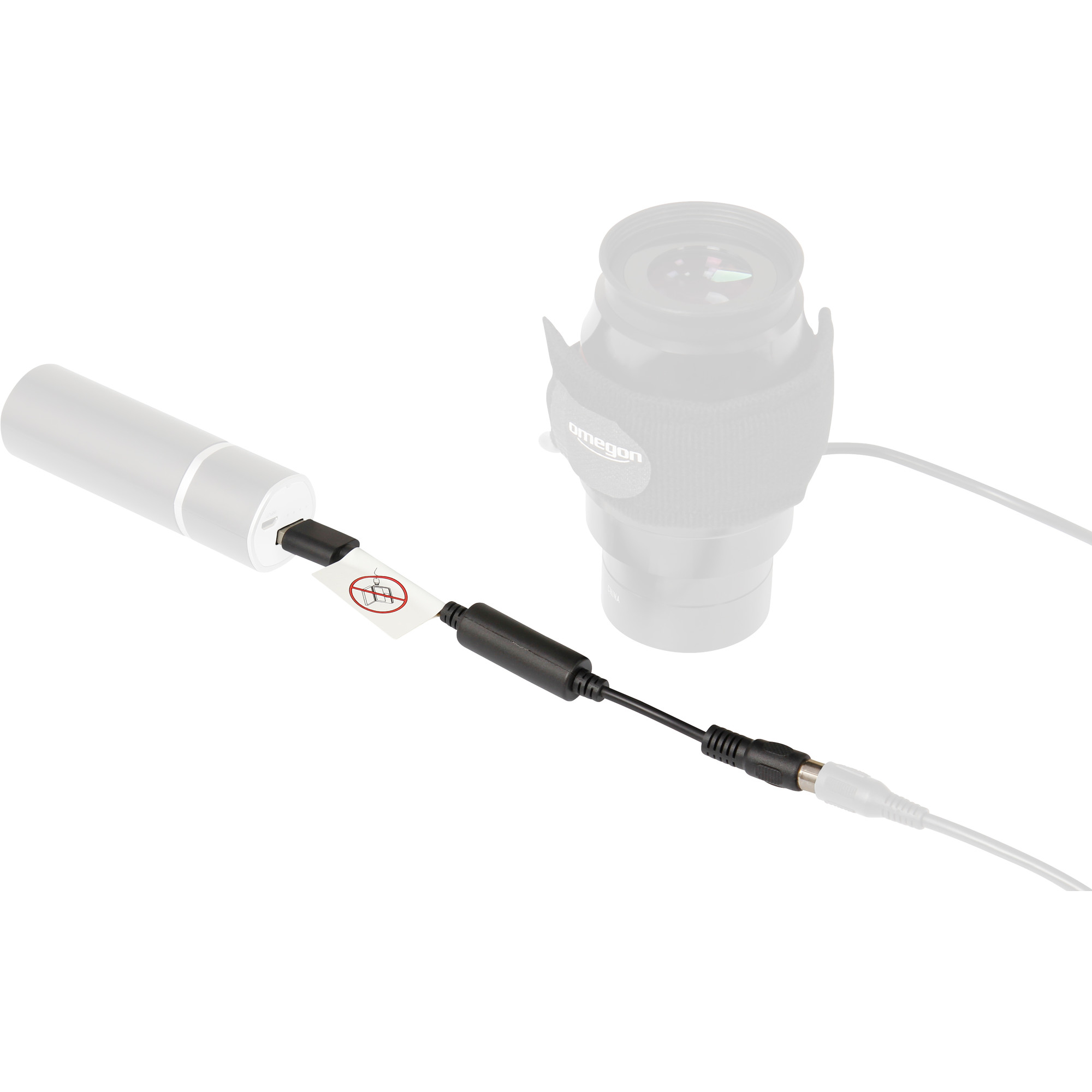 Ein schwarzes Kabel verbindet ein Gerät mit einem Objektiv.