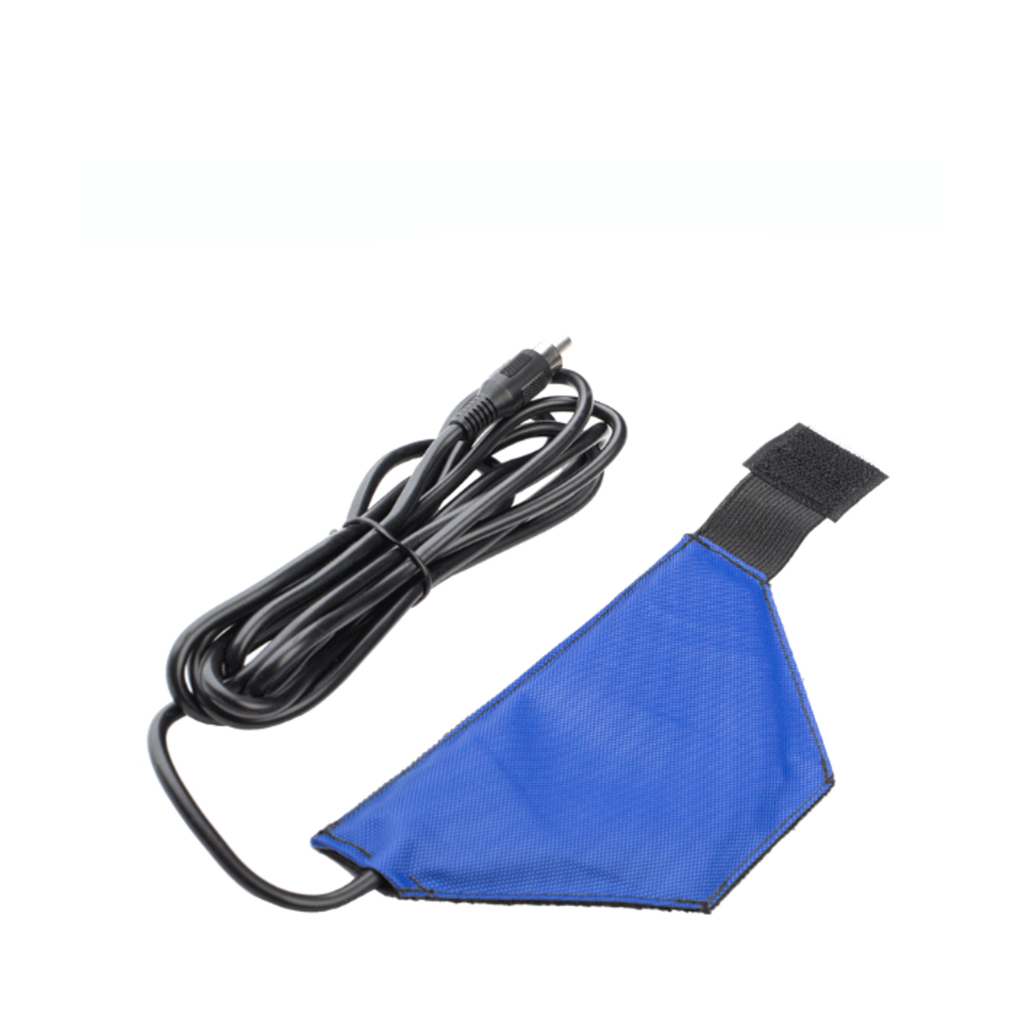 Ein blaues, dreieckiges Objekt mit schwarzem Kabel und Stecker auf weißem Hintergrund.