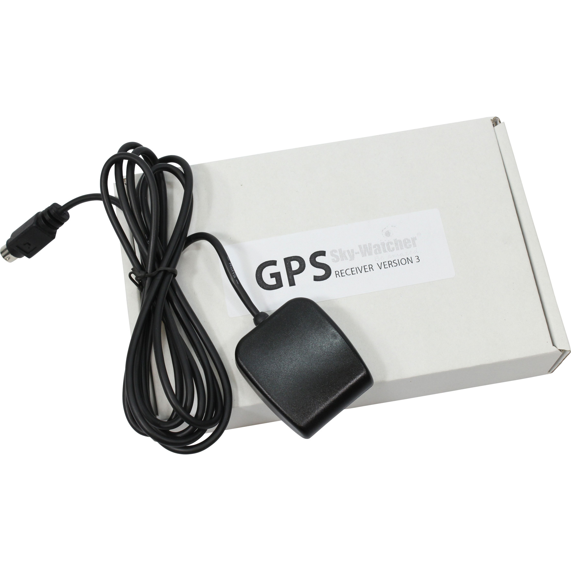 Schwarzer GPS-Empfänger mit Kabel auf weißer Box von Sky-Watcher.
