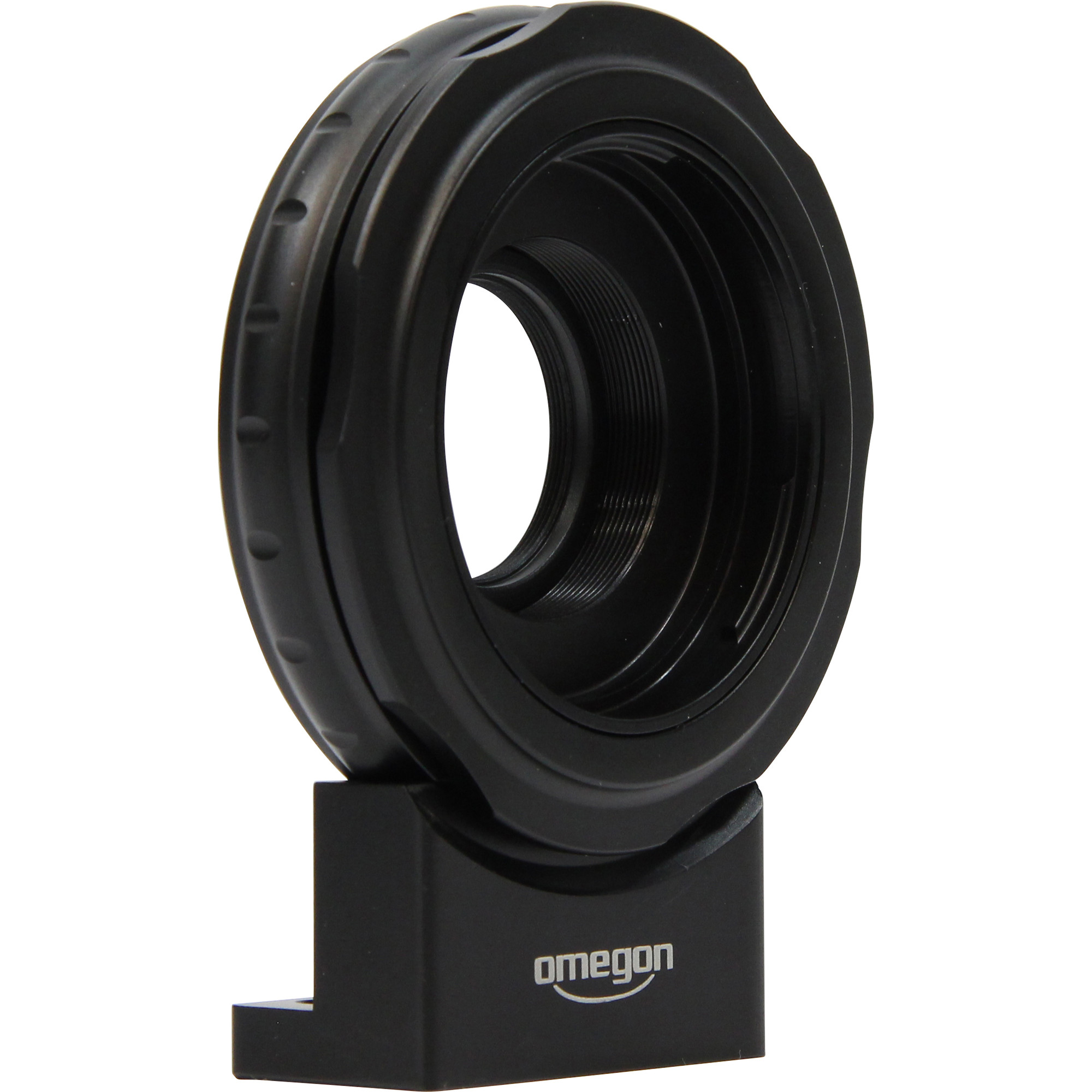 Schwarzer Omegon-Adapter mit Innengewinde, auf schwarzem Sockel. Isoliert auf Weiß.
