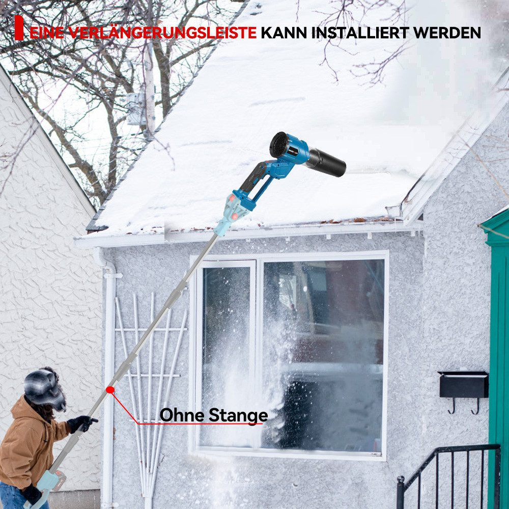 Eine Person reinigt Schnee vom Dach mit einem Schneegebläse mit Stange.