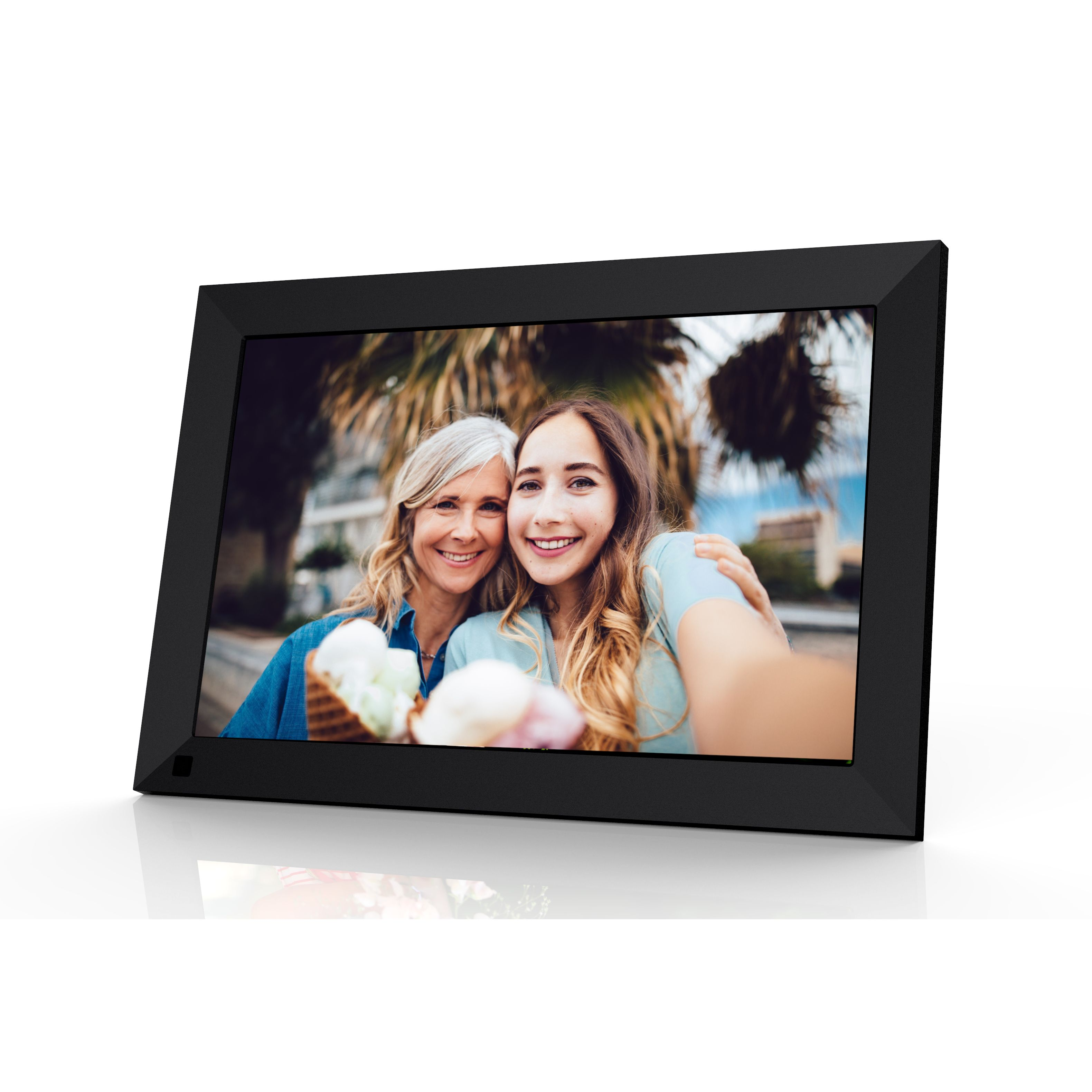 Ein digitales Bilderrahmen zeigt ein Selfie von zwei lächelnden Frauen mit Eis.