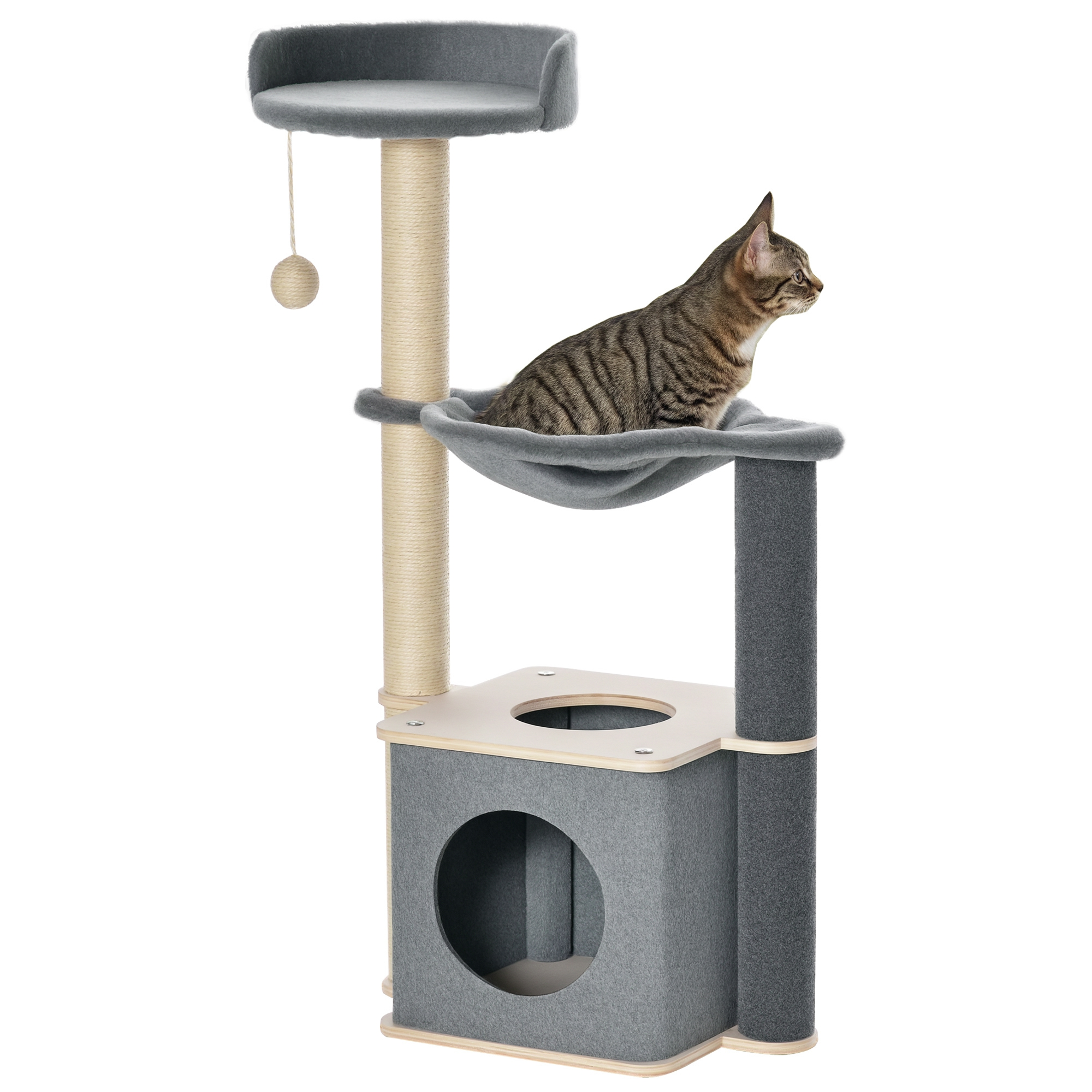 Un gatto tigrato seduto in un'amaca su un tiragraffi.