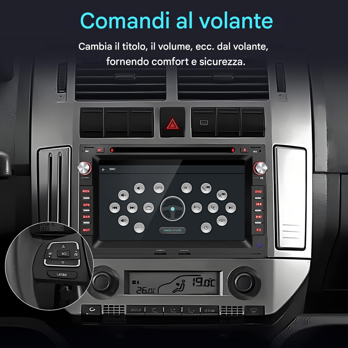 Cruscotto auto con sistema multimediale, schermo di navigazione e comandi al volante.