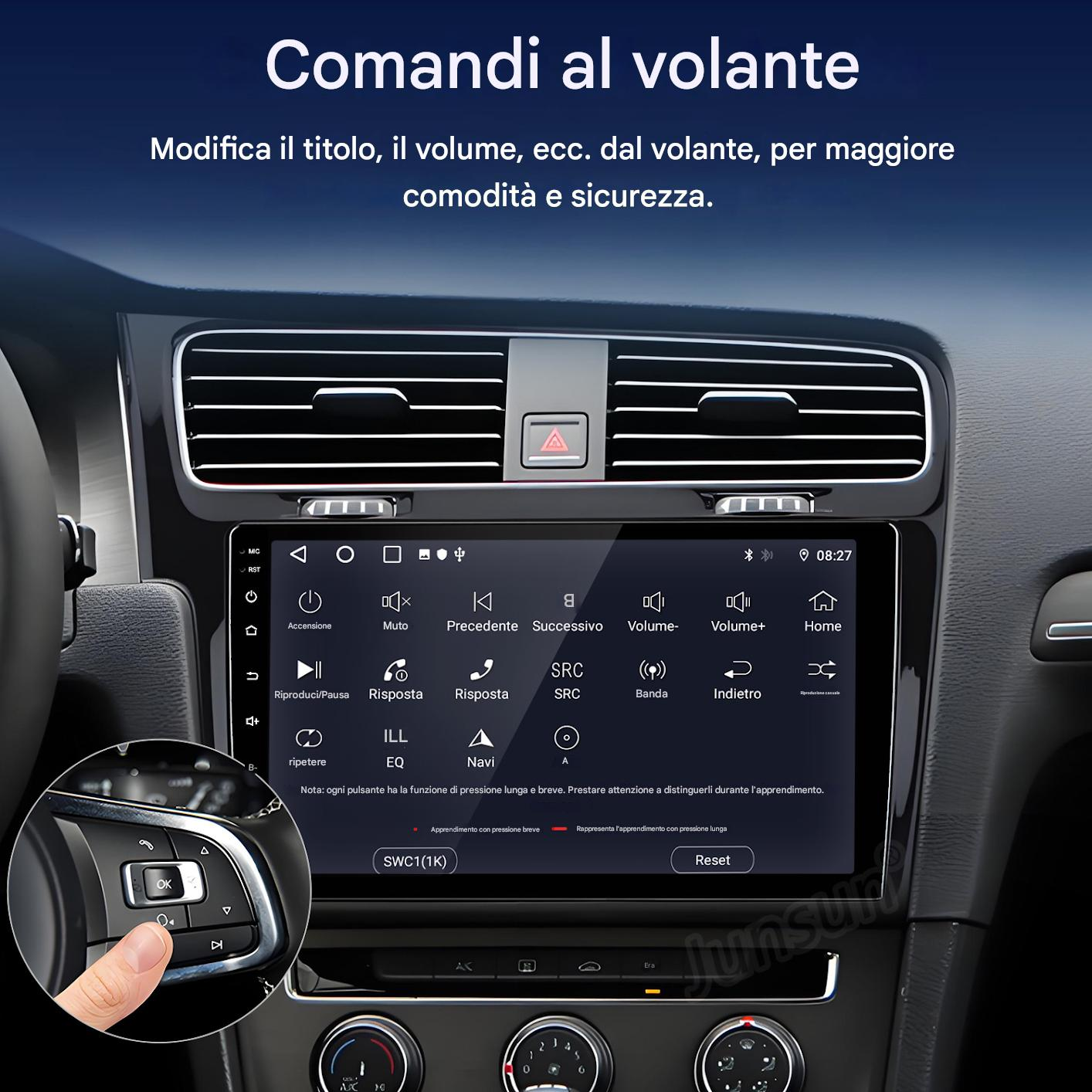 Un dito preme il pulsante OK sul volante di un'auto; il sistema di infotainment è visibile.