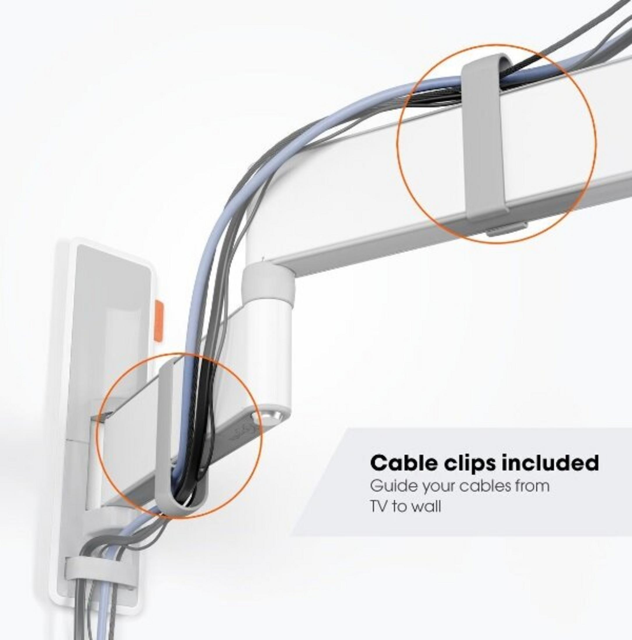 Szare i niebieskie kable prowadzone przez białe klipsy na ścianie.