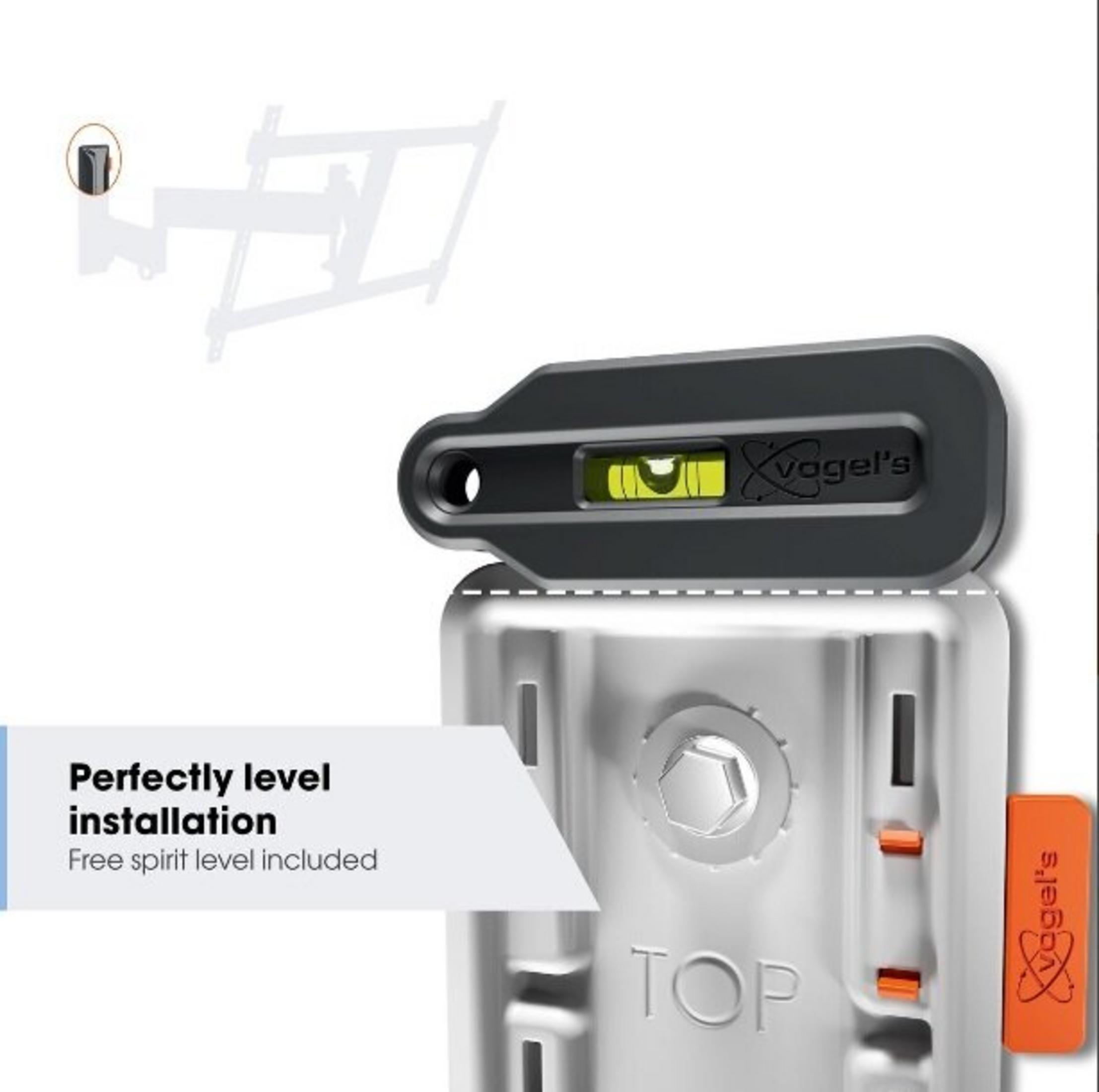 Poziomica znajduje się na srebrnym wsporniku, wskazując na wypoziomowaną instalację.