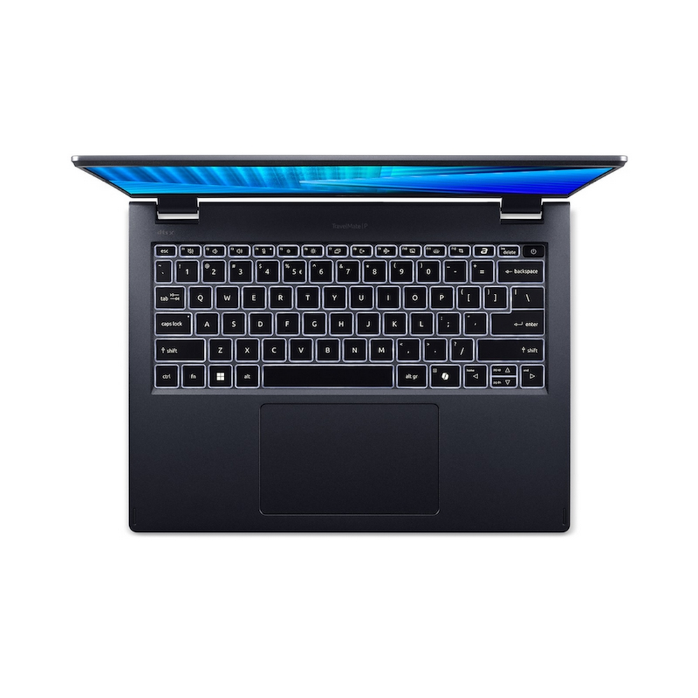Un laptop scuro è aperto, mostrando tastiera e schermo retroilluminati. È visibile 'TravelMate IP'.