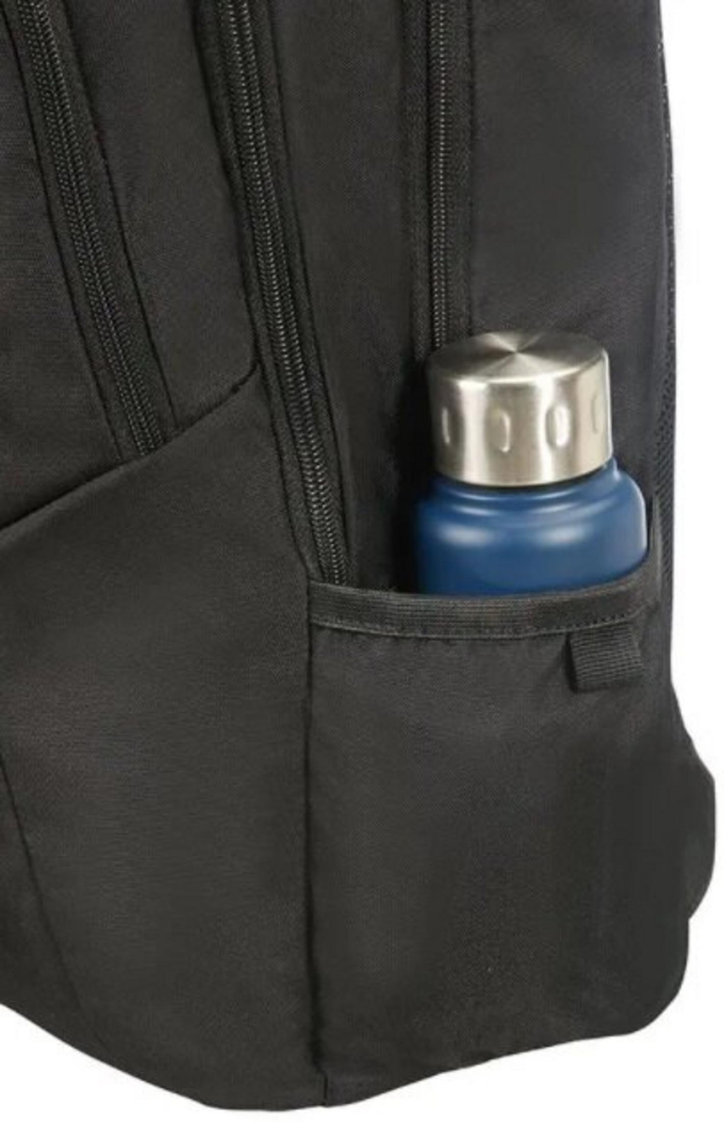 Eine blaue Wasserflasche mit silbernem Deckel sitzt in einer Seitentasche eines schwarzen Rucksacks.