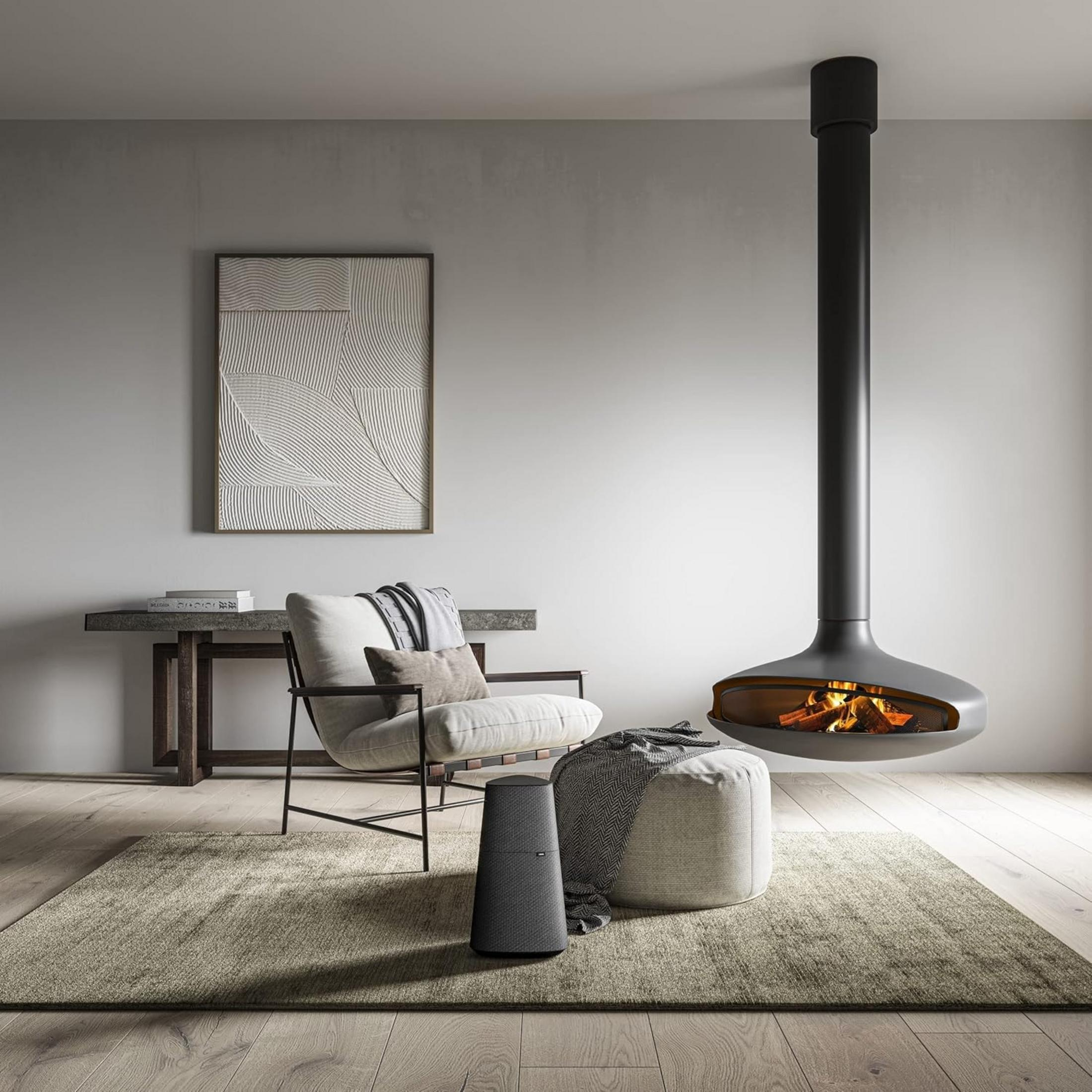 Soggiorno moderno con camino sospeso, poltrona, pouf e altoparlante.