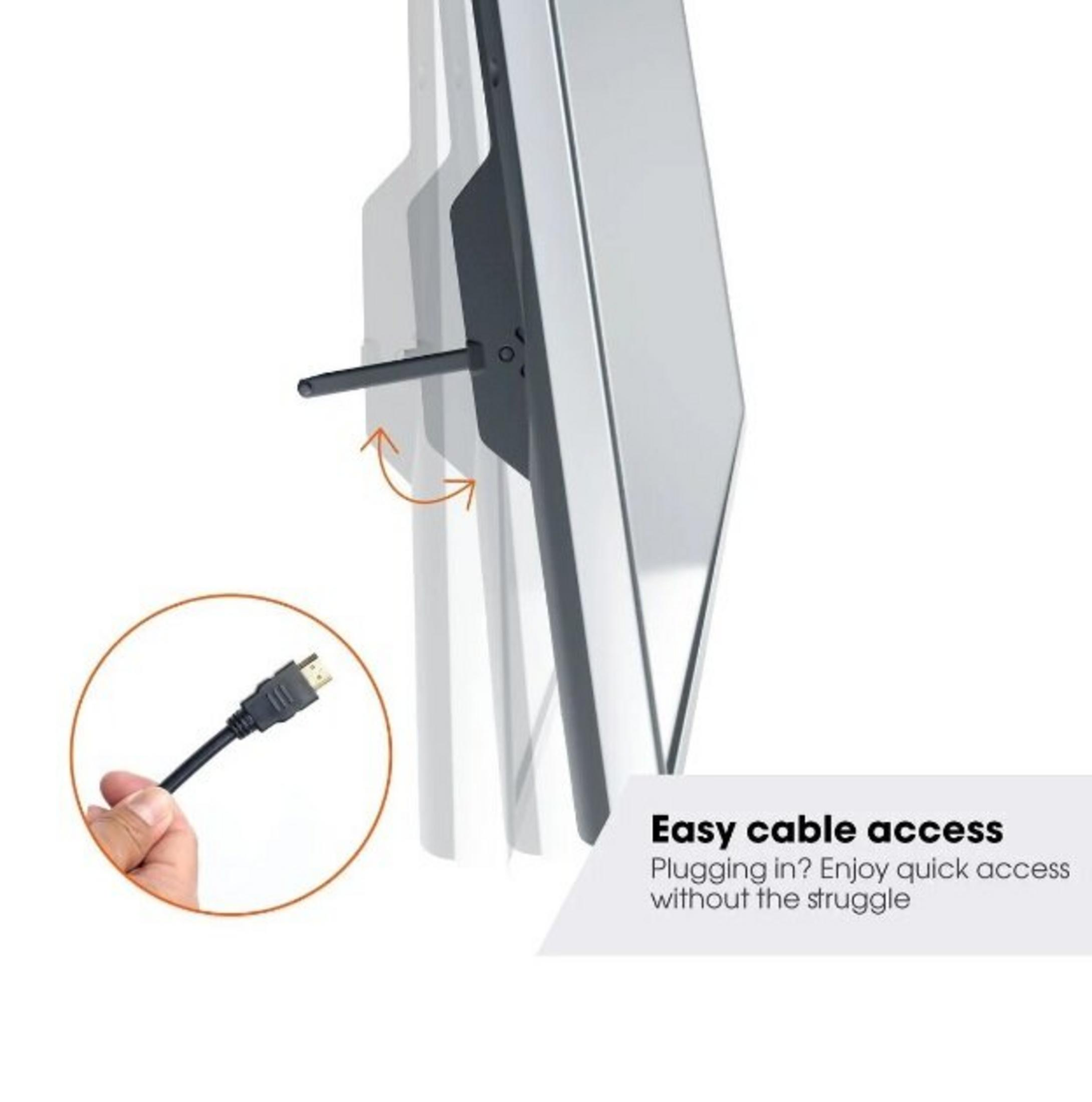 Eine Hand hält ein HDMI-Kabel in der Nähe eines Monitorständers mit einfachem Kabelzugang.