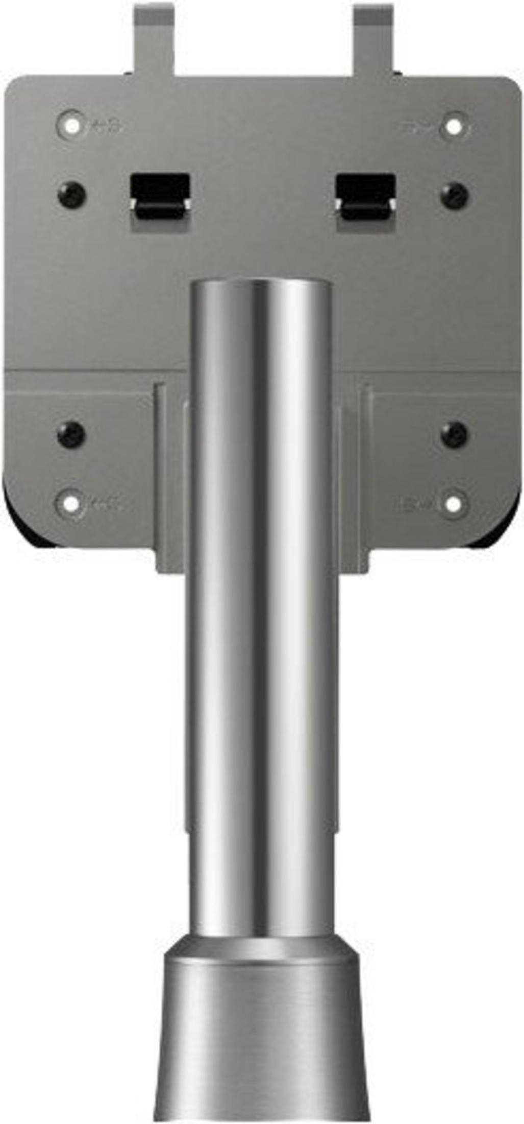 Un poste metálico gris con un soporte rectangular en la parte superior.