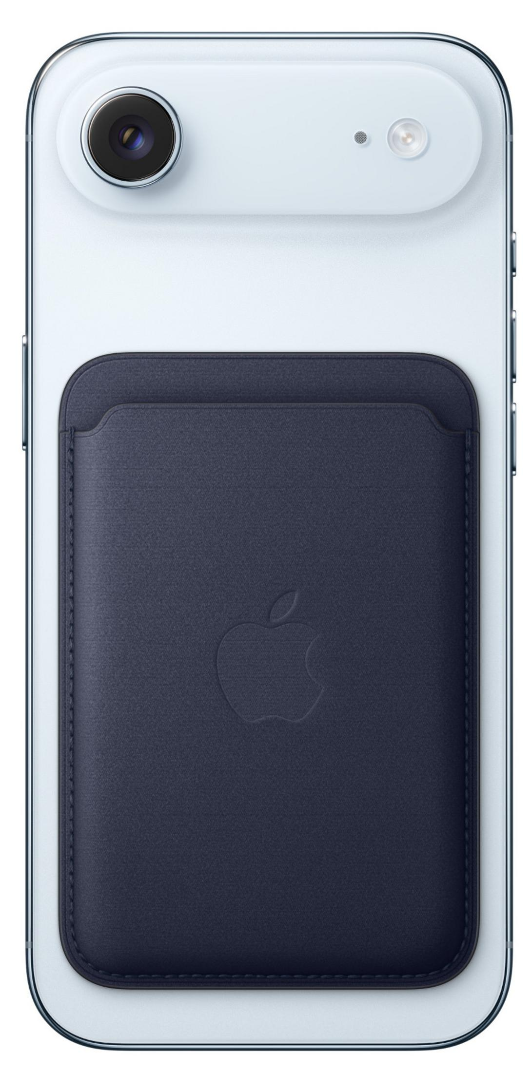 Un iPhone azul claro con una cartera MagSafe de cuero azul oscuro unida a su parte trasera.