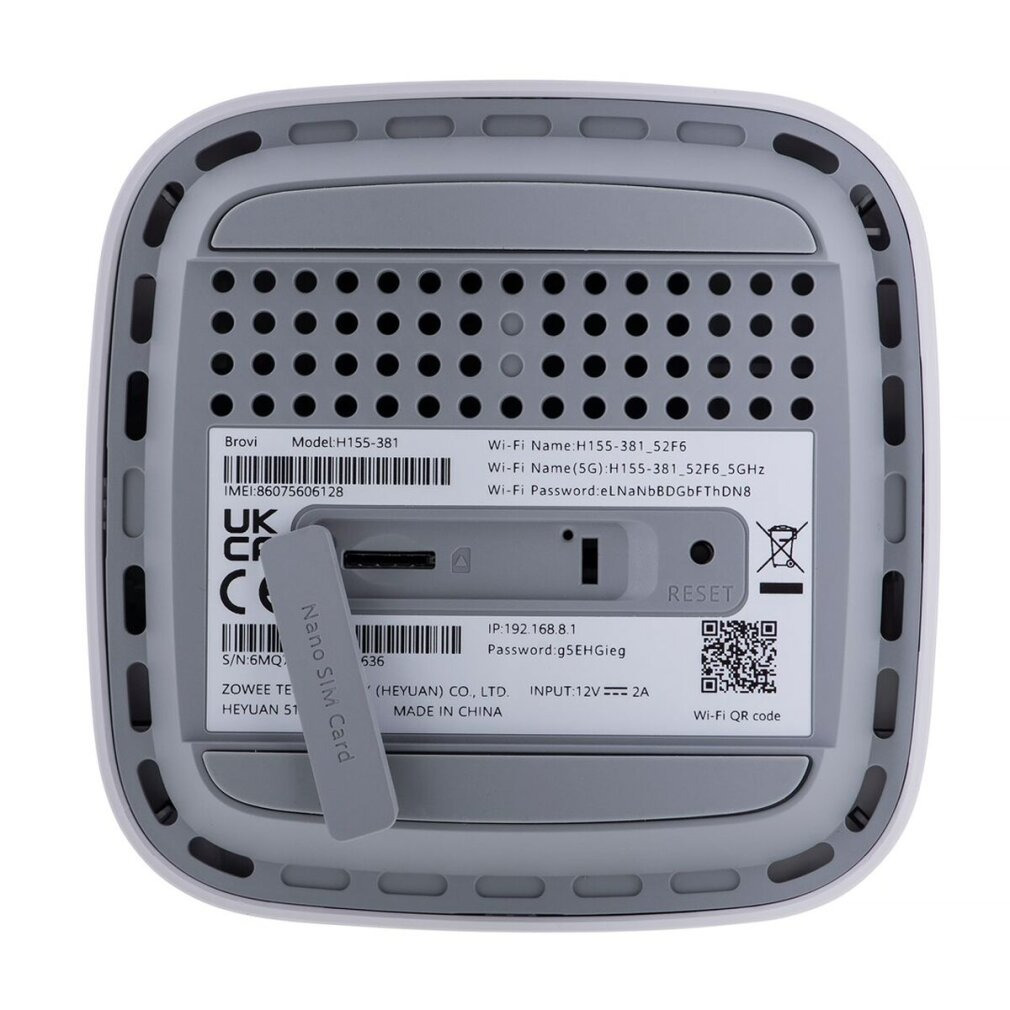 Rückseite eines Routers mit Modell, IMEI, WLAN-Infos und QR-Code.