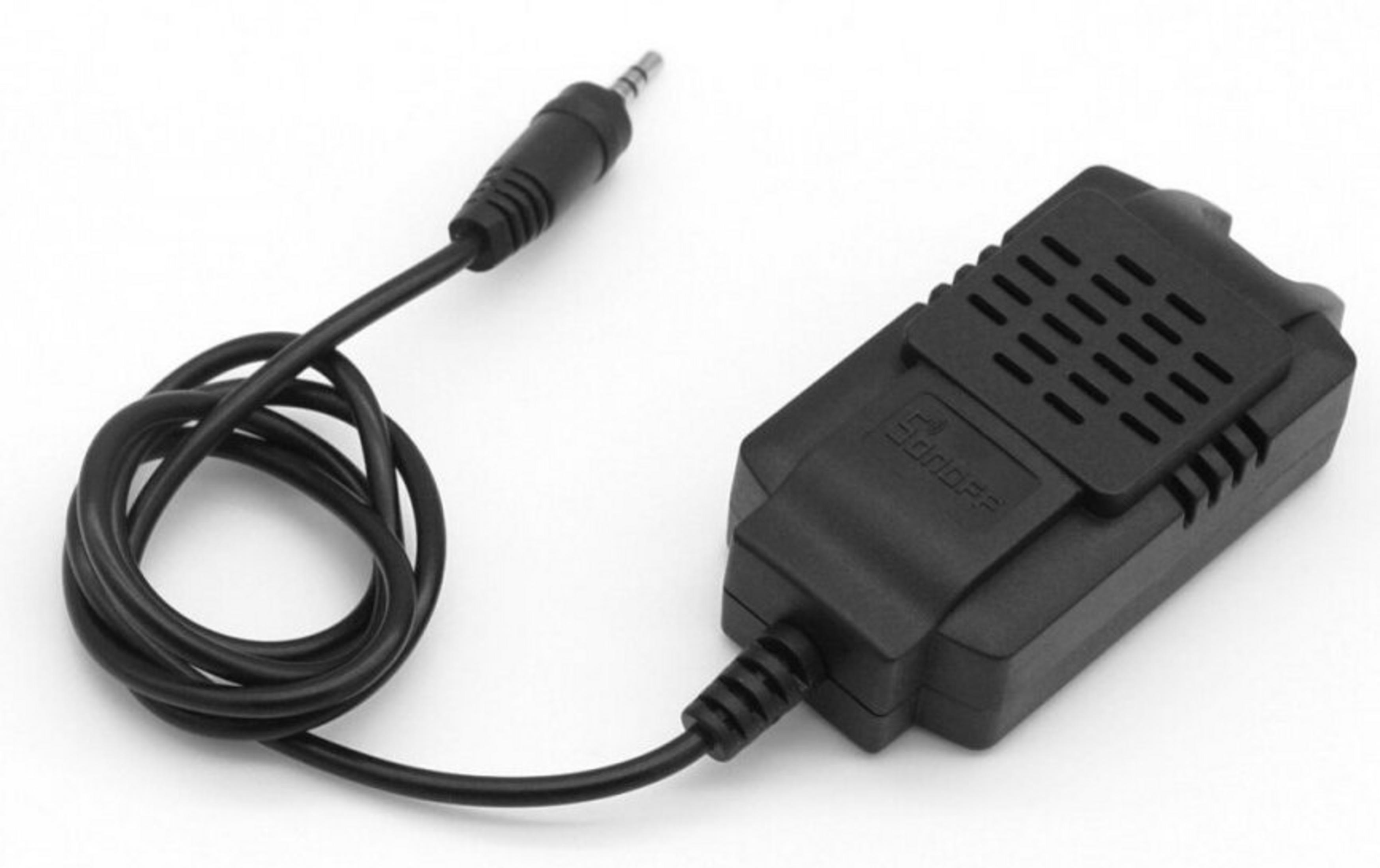 Un dispositivo Sonoff nero con un cavo nero arrotolato e un connettore jack da 3,5 mm.