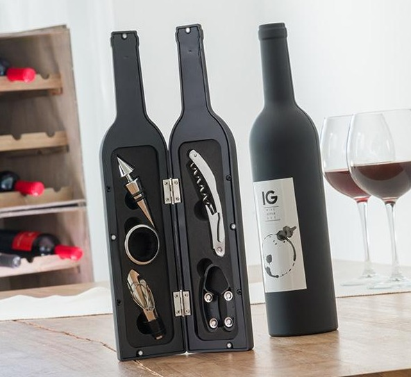Un juego de accesorios para vino negro en forma de botella con sacacorchos, anillo antigoteo y vertedor.