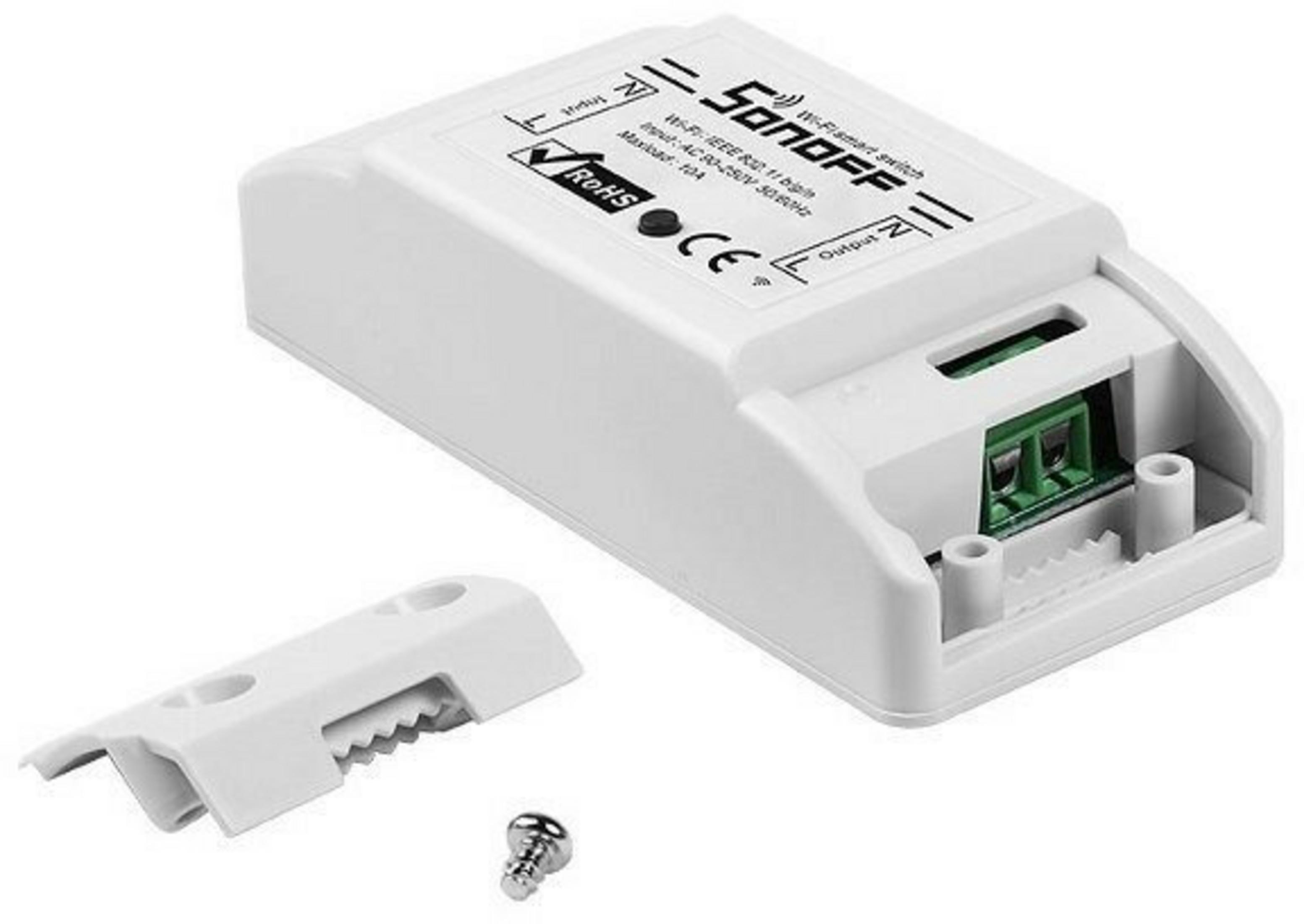 Un interruttore smart Wi-Fi Sonoff bianco con morsetti a vite verdi e coperchio e vite separati.