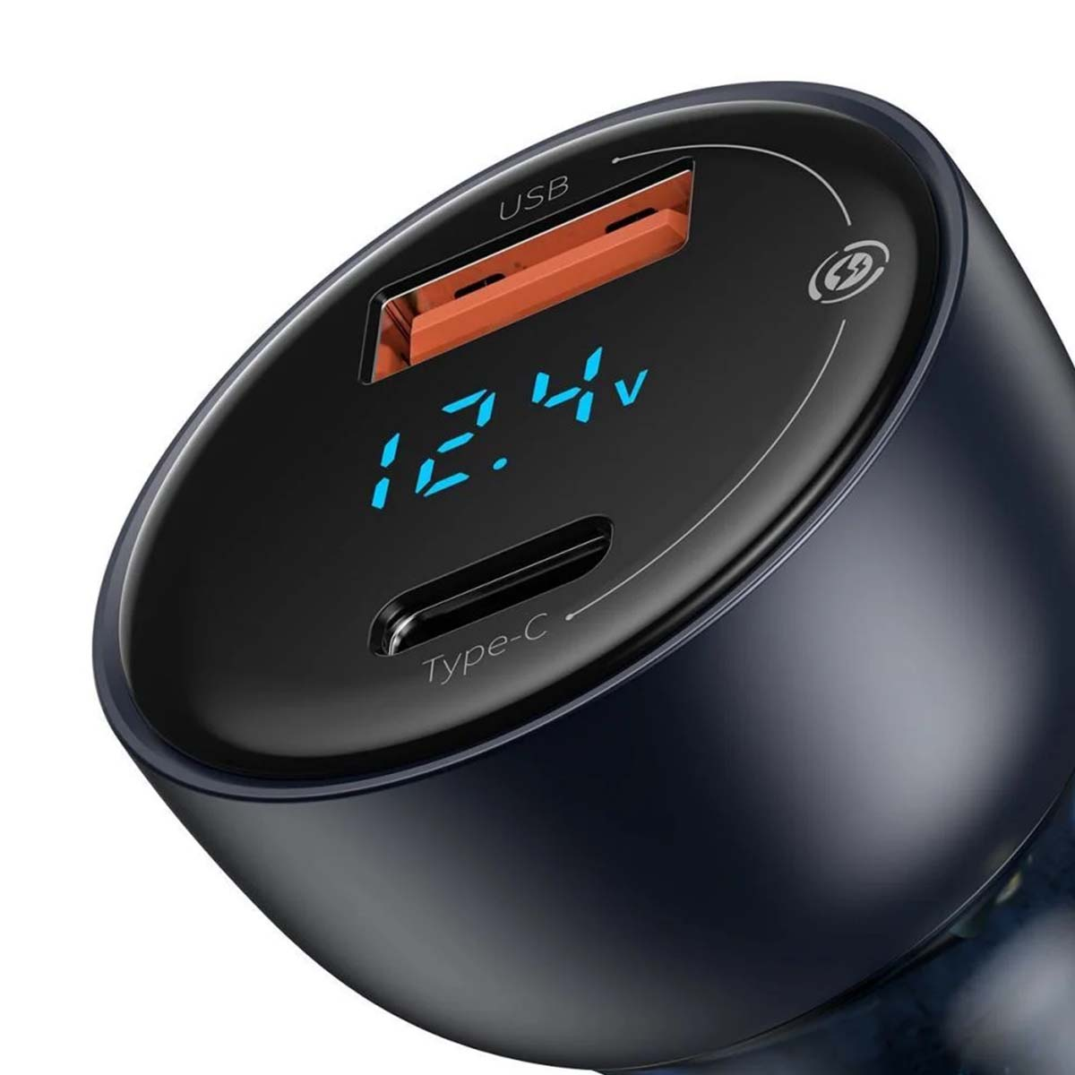 Caricatore auto blu scuro con porte USB e Type-C, che mostra 12,4V.