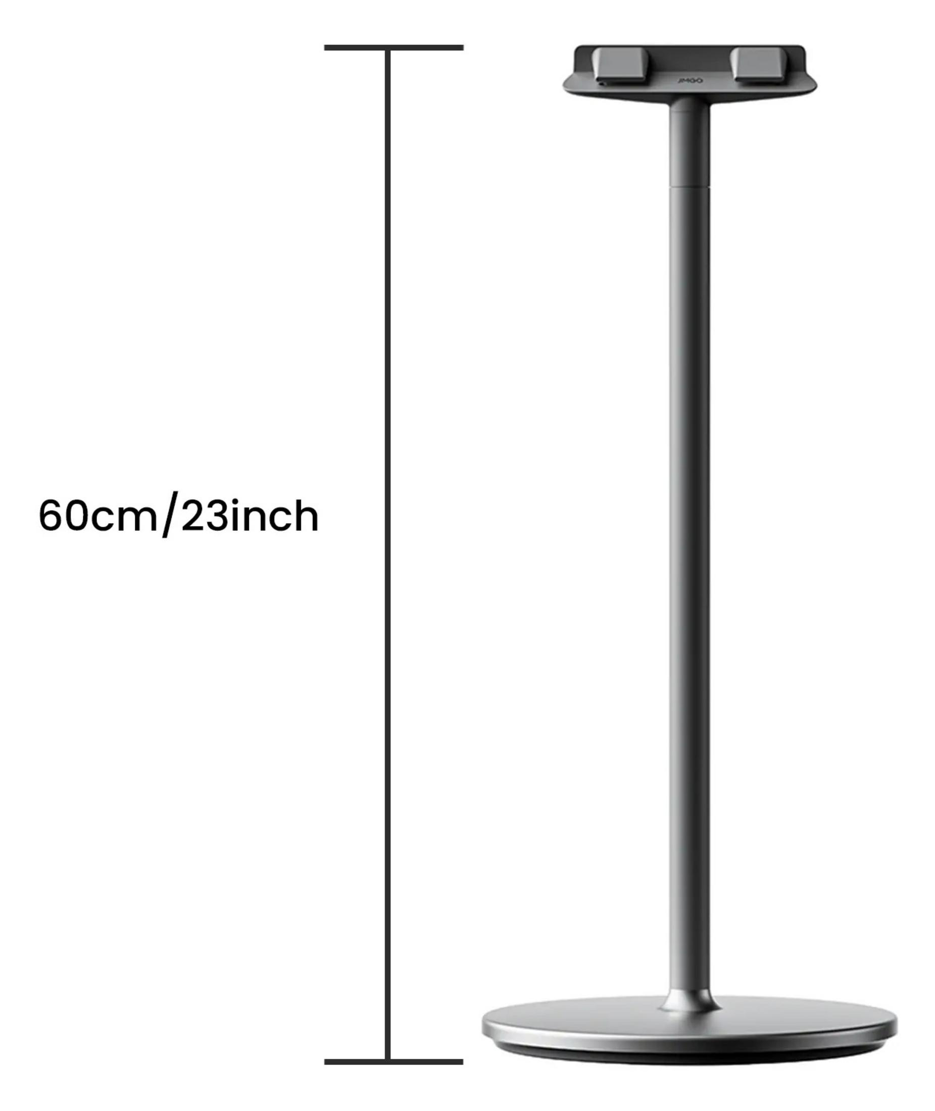 Un supporto per cuffie argentato con base circolare e stelo alto. È alto 60 cm/23 pollici.