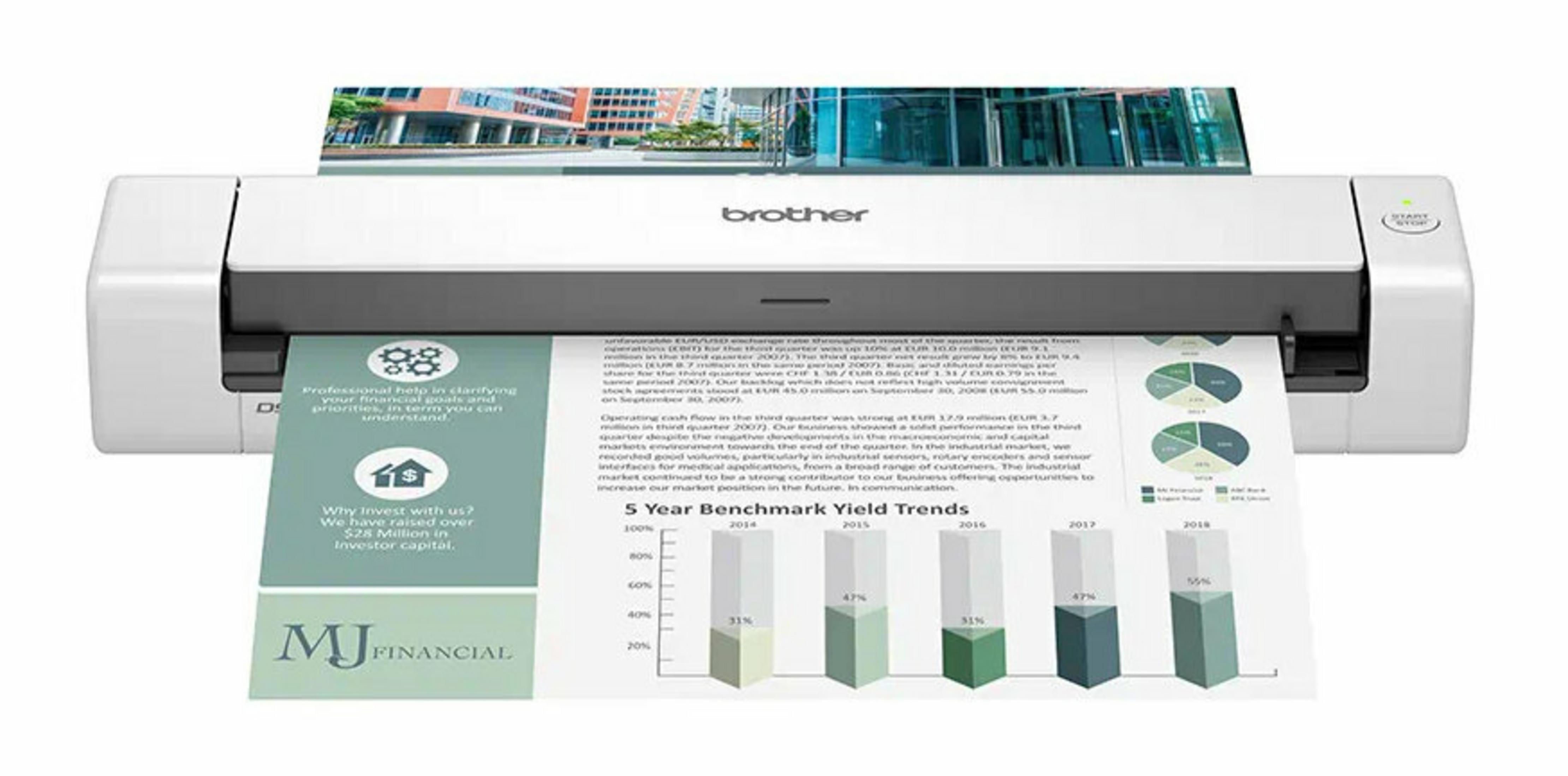 Uno scanner Brother bianco stampa un report finanziario con grafici e testo. Un edificio sullo sfondo.