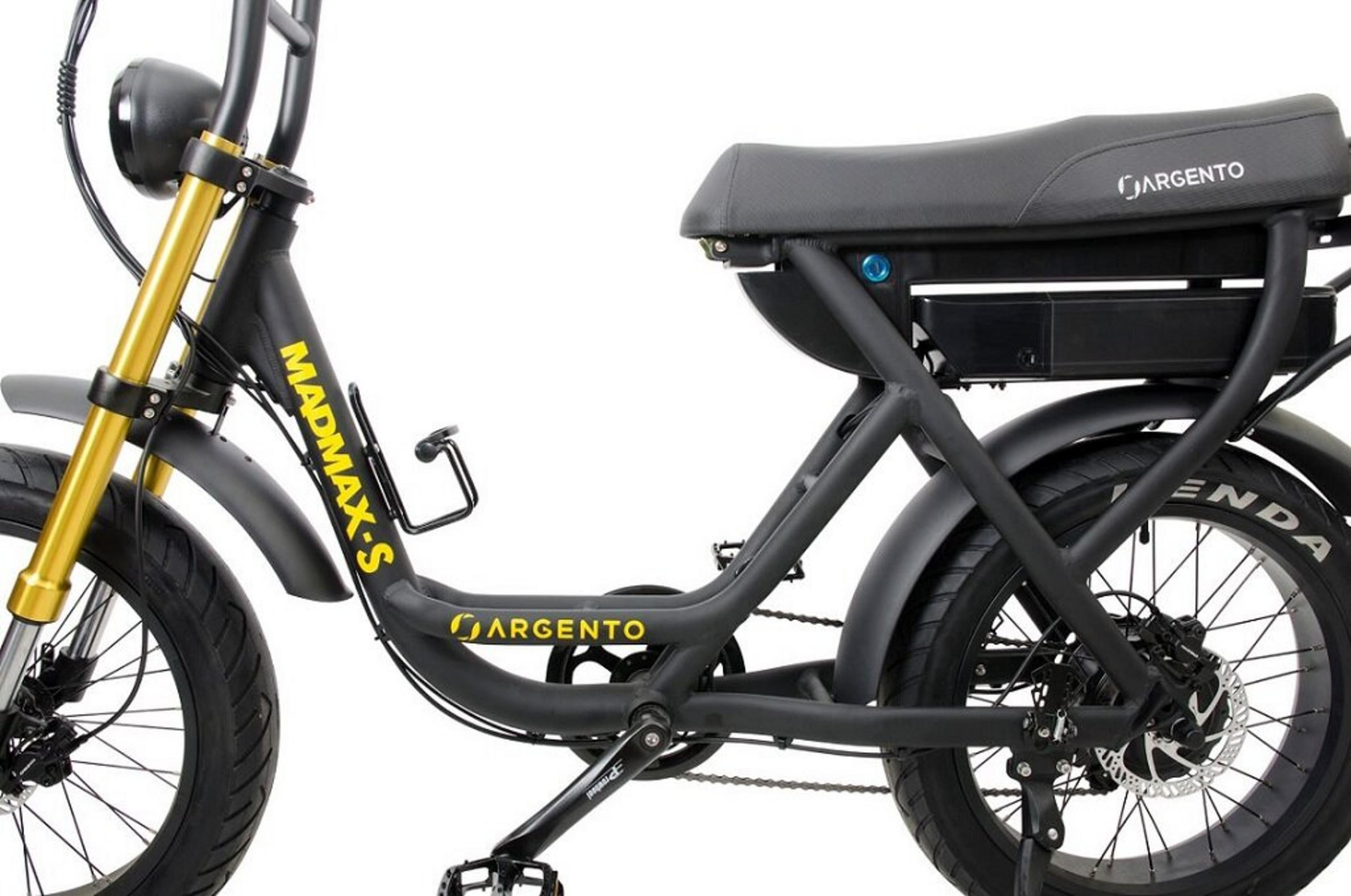 Czarny rower elektryczny ze złotymi akcentami i napisem MADMAX-S.