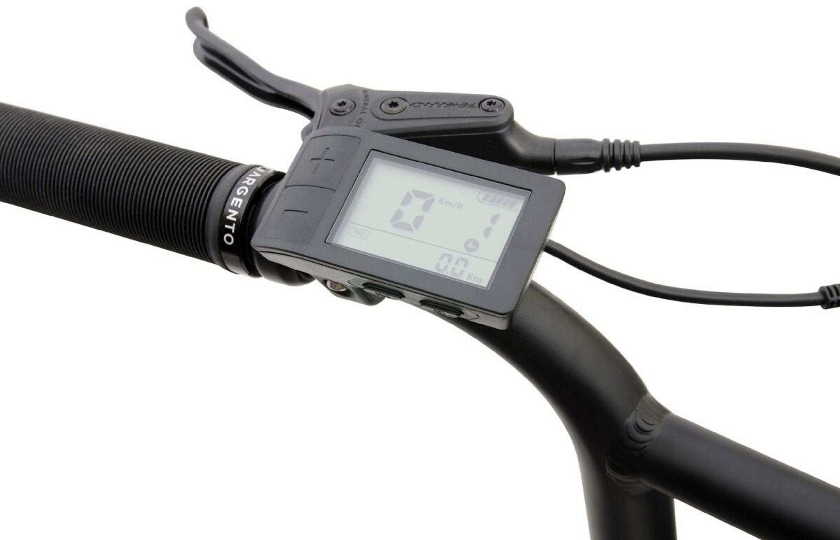 Zbliżenie czarnej kierownicy roweru elektrycznego z cyfrowym wyświetlaczem.