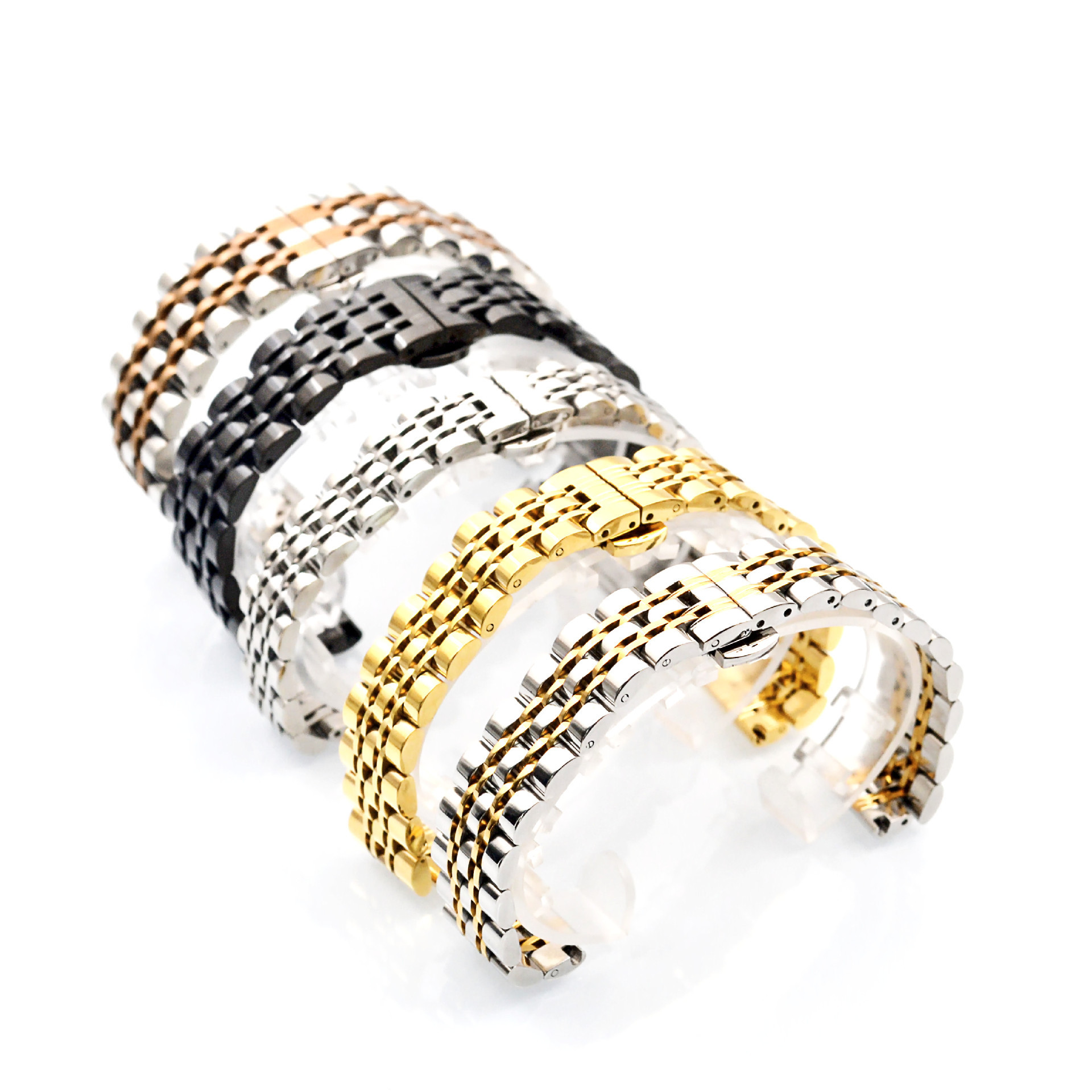 Mehrere Armbänder aus Metall in Gold-, Schwarz- und Silberfarben, nebeneinander aufgereiht.