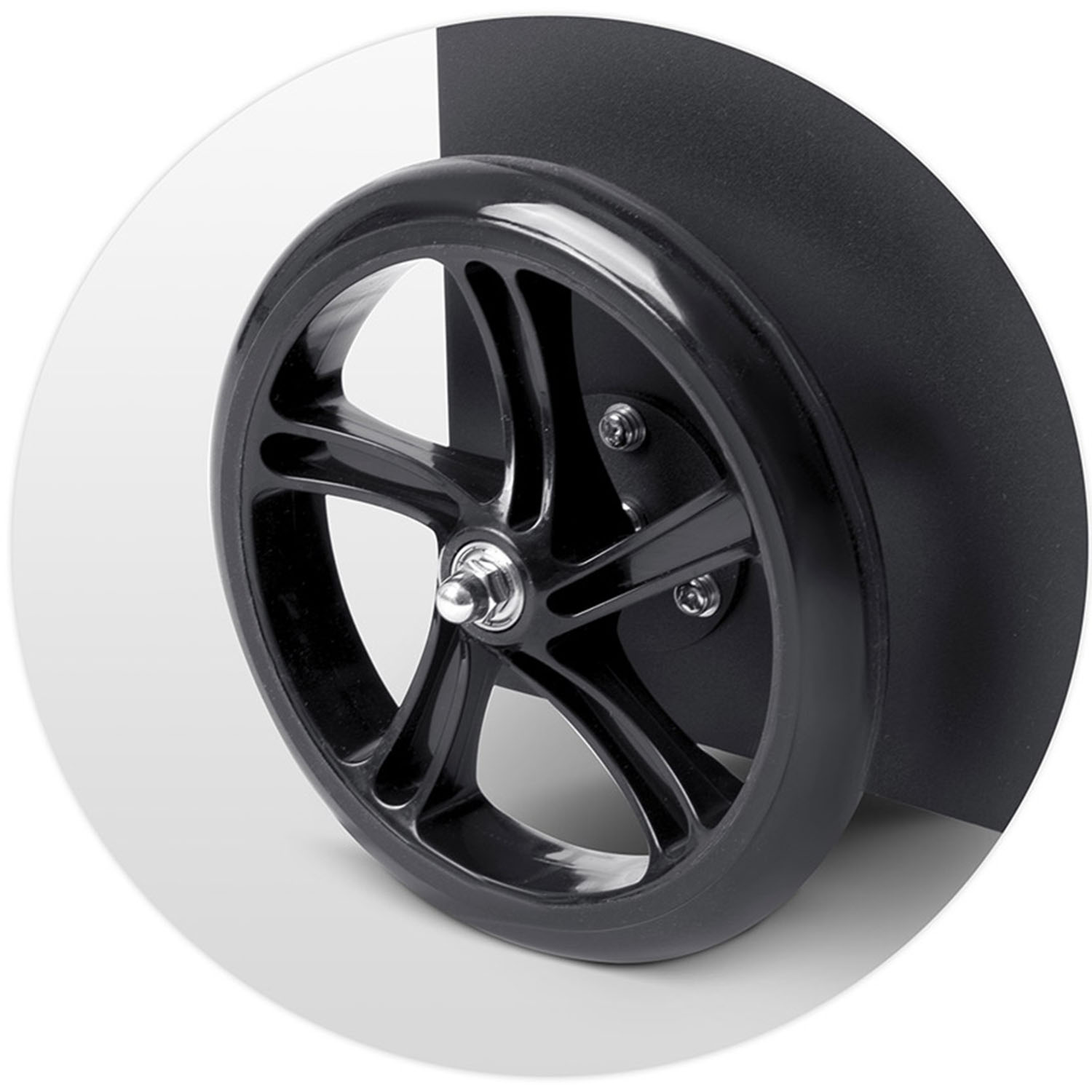 Czarne, pięcioramienne koło jest przymocowane do czarnego urządzenia.