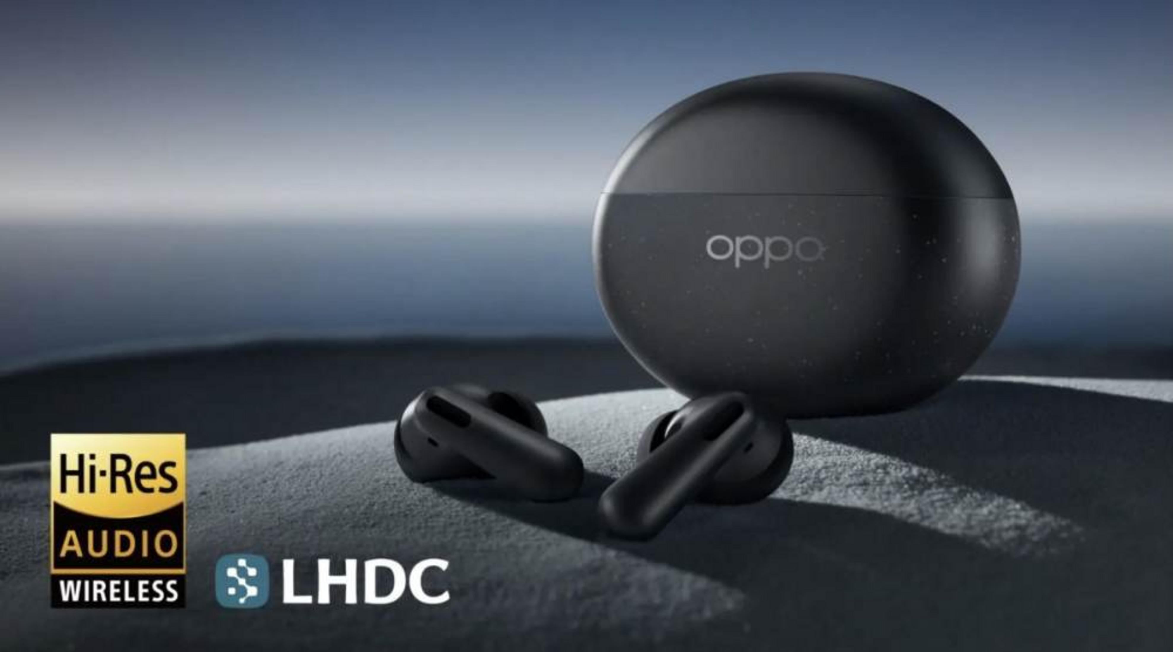 Auricolari e custodia di ricarica Oppo neri su superficie sabbiosa con loghi Hi-Res Audio Wireless e LHDC.