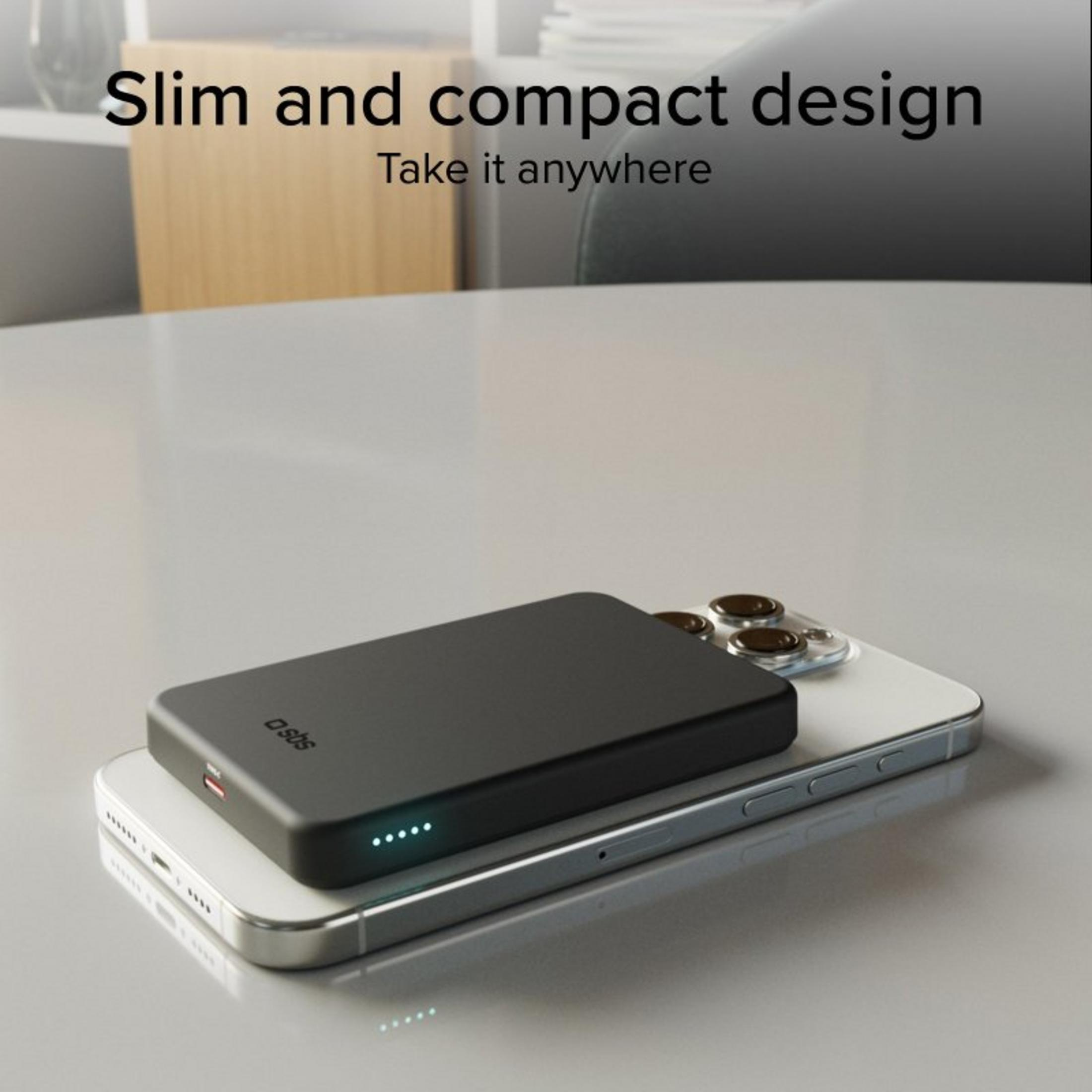 Un power bank nero poggia su uno smartphone argentato. Quattro luci blu indicano la carica.