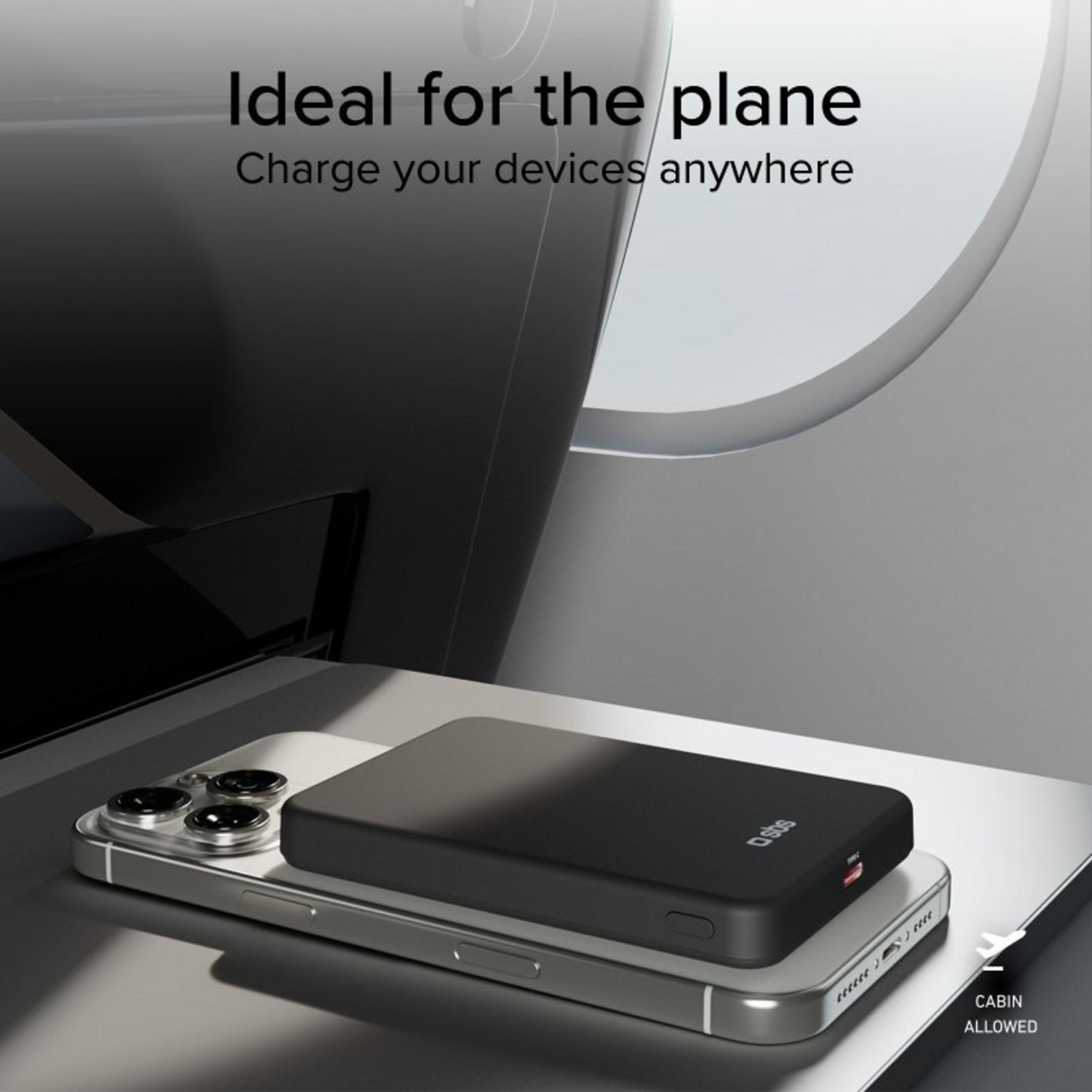 Un power bank nero è appoggiato su uno smartphone argentato, ideale per viaggiare.