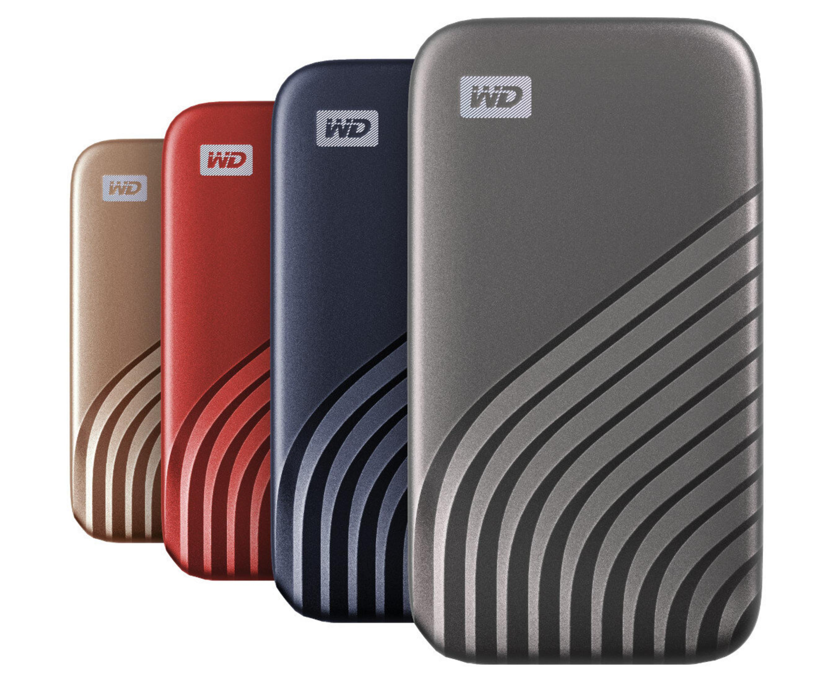 Cztery przenośne dyski twarde WD w kolorach złotym, czerwonym, granatowym i szarym.