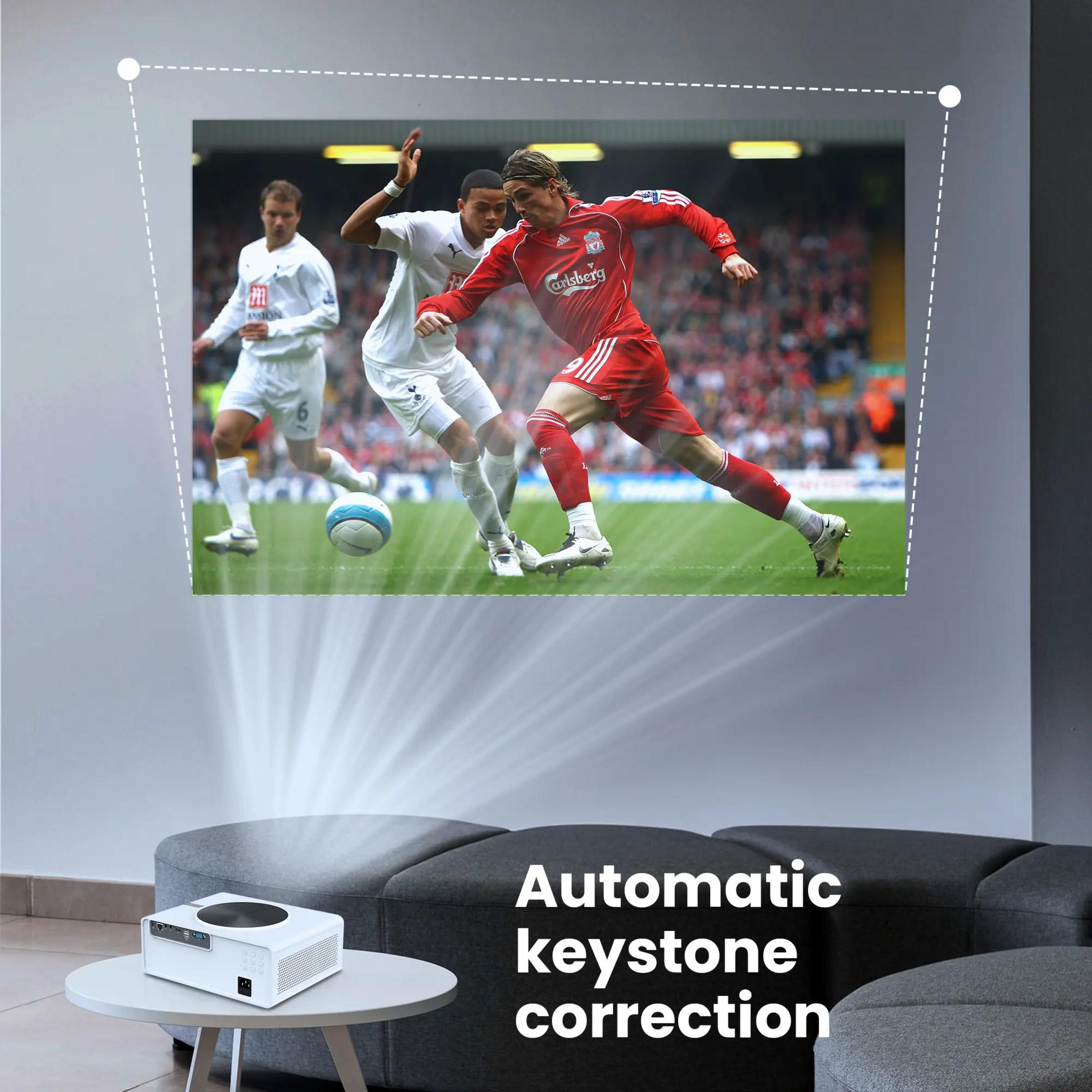 Projektor wyświetla mecz piłki nożnej. Biało-czerwoni gracze na zielonym boisku. Tekst: Automatyczna korekcja keystone.