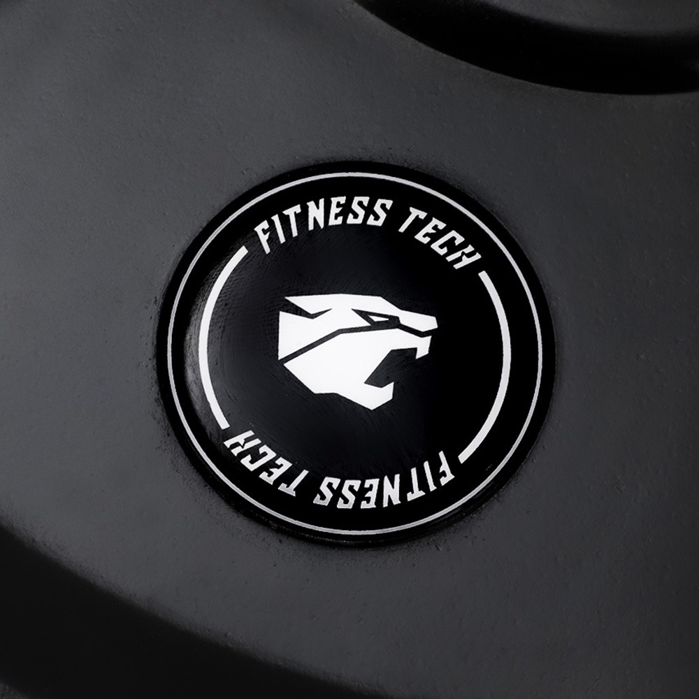 Logo circular negro con cabeza de lobo blanca y texto 'FITNESS TECH'.