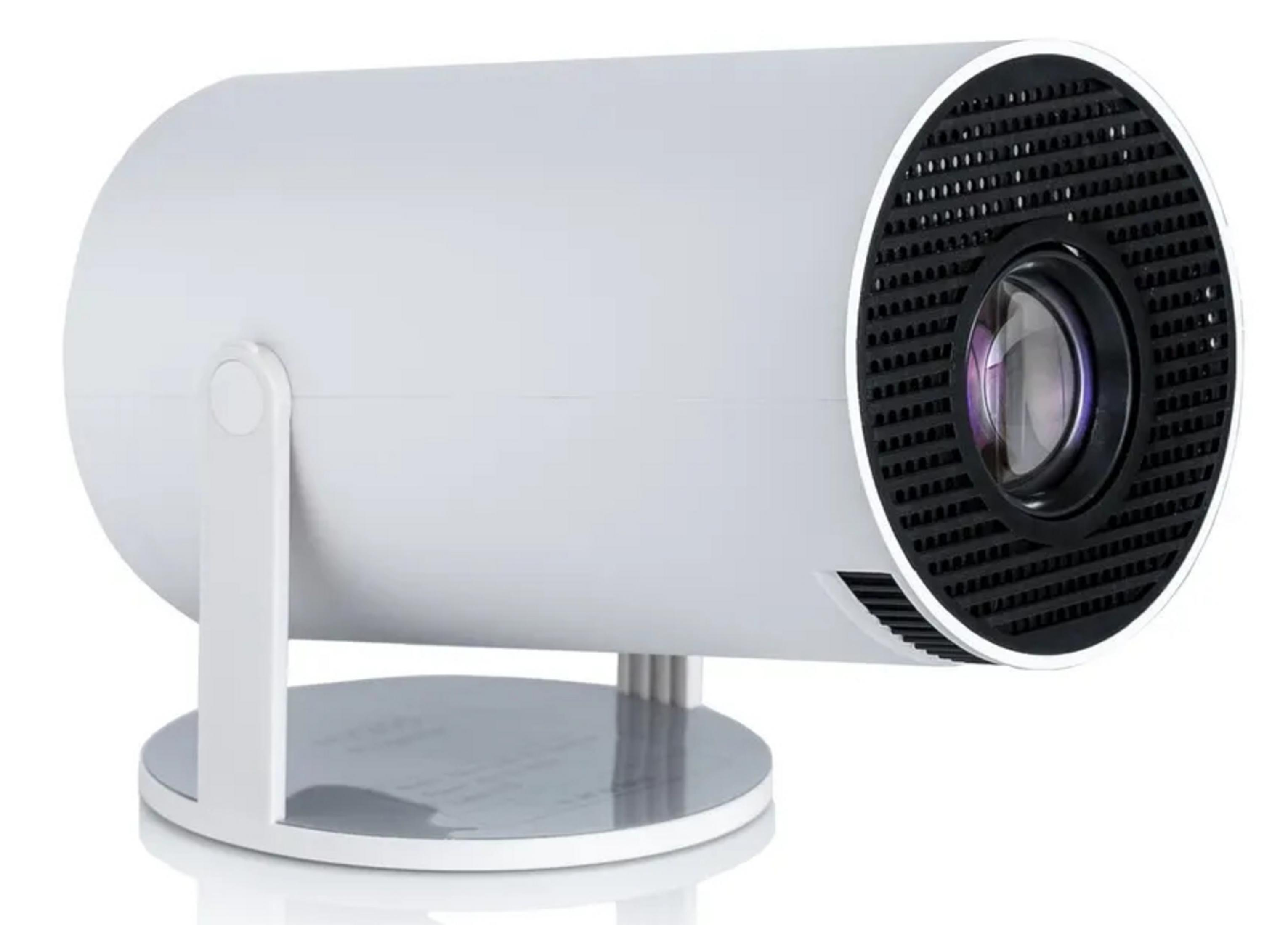 Biały projektor z czarną kratką i obiektywem na srebrnej podstawie.