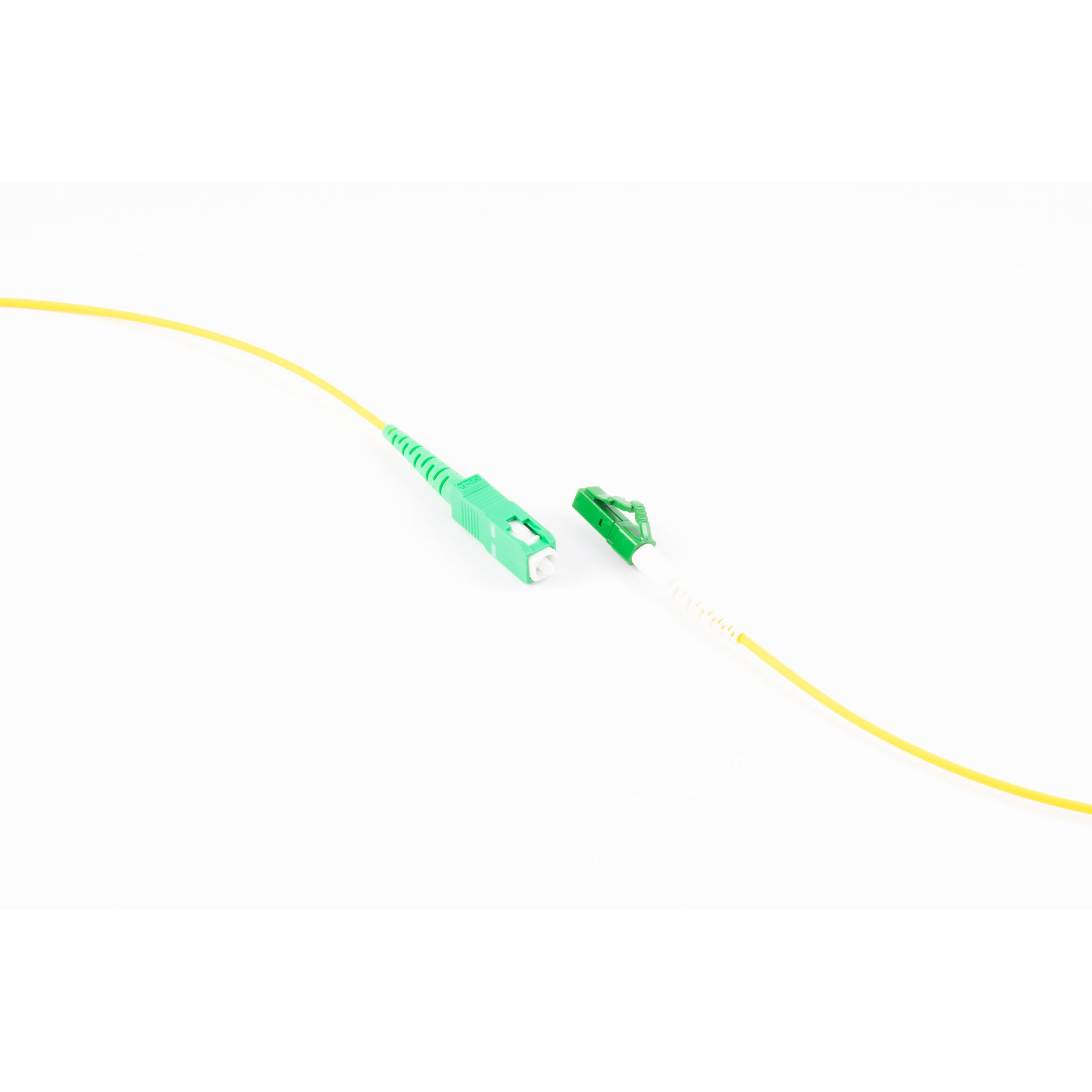 Ein gelbes Glasfaserkabel mit einem grünen SC/APC-Stecker und einer Kappe.